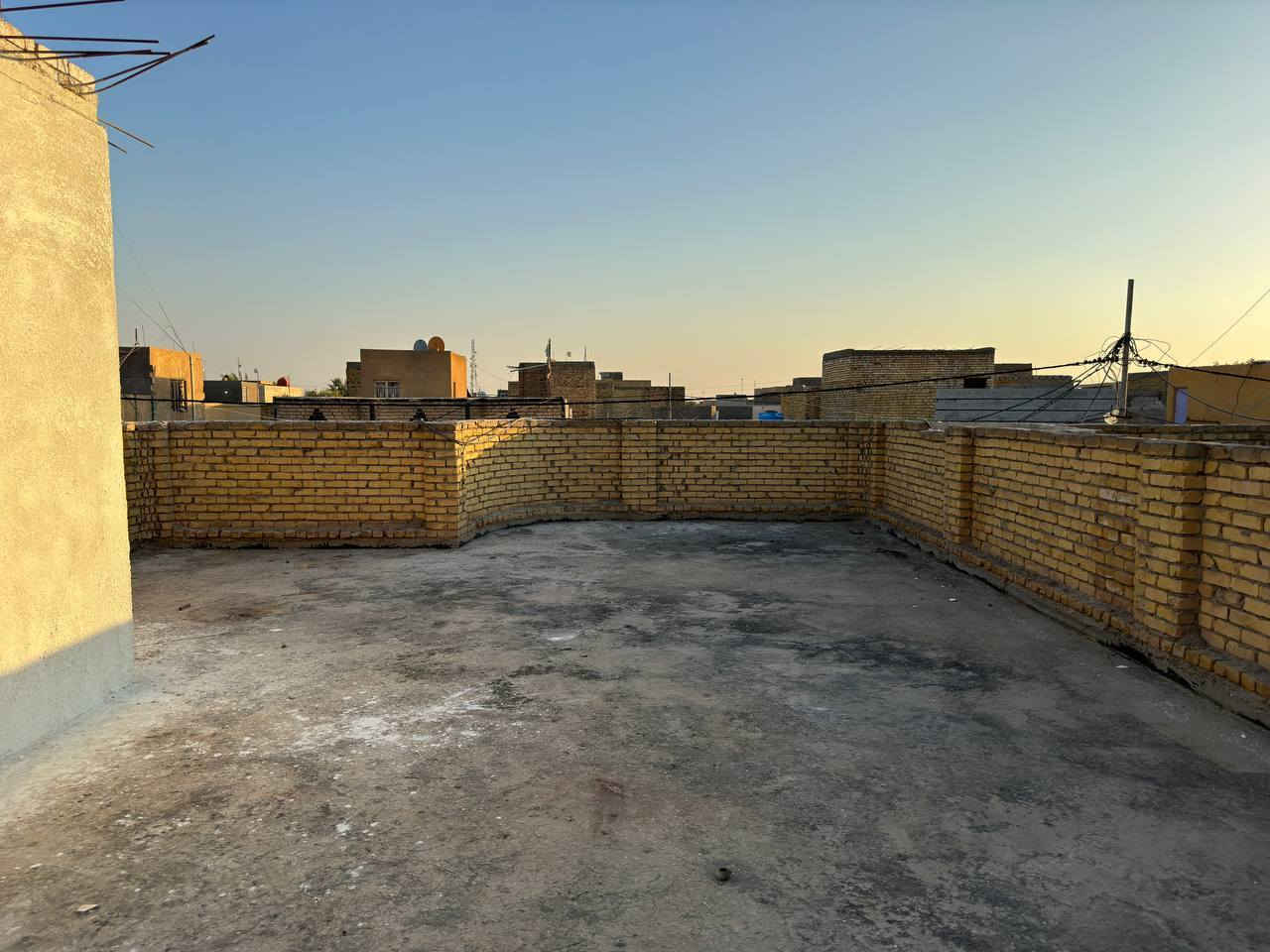 بيت بلحكيم 200متر للبيع بيت طابق واحد بيه غرفتين وصاله واستقبال ومطبخ وصحيات خارجية وداخليه وبيتونه 
البيت بناءه طابوق والسقف صب
للتواصل ***********
