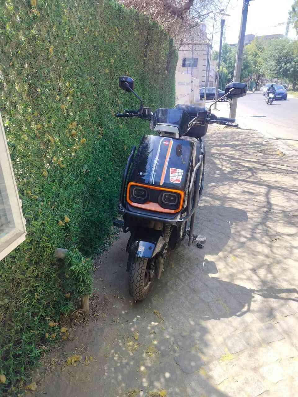 للبيع: دراجة شحن SK Shining بحالة الزيرو (استخدام أقل من شهر) 👍
السلام عليكم شباب..

عندي دراجة شحن (سكوتر) SK Shining نظيفة جداً جداً وأخت الجديد، استخدامها قليل كلش (أقل من شهر) وبعدها بالنايلون مالها.

​🔹 سبب البيع: مكان الدوام مالتي أصدر قرار جديد ممنوع الدخول أو المجيء بالدراجات، ولهذا السبب حاب أبيعها ولا الدراجة ما بيها أي نقص أو عيب.

​🔹 المواصفات والإضافات:

​المحرك: كهربائي قوي، هادئ جداً وبدون أي صوت.

​البطاريات: بحالة الوكالة (6 بطاريات) عزم وقوة ممتازة بالشحن والصعود.

​الحماية: محاطة بـ درع حديدي (مصدات جانبية وأمامية) كامل لحماية الدراجة من الصدمات.

​الإضاءة: لايتات أمامي LED عدسات مزدوجة قوية جداً.

​التحكم: تشغيل عن بعد (بصمة) + دشبول إلكتروني ديجيتال يقرأ السرعة ونسبة الشحن.

​الملحقات: يجي وياها الصندوق الخلفي الأصلي لحفظ الأغراض + الشاحنة الأصلية.

​🔹 السعر: 1,000,000 دينار (مليون)، وبي مجال قليل للشراي الطيب والمستعجل.

​📍 المكان: [بغداد ألامين الثانية]

📞 للتواصل والاستفسار: يرجى المراسلة على الخاص (خاص) أو الاتصال على الرقم: [***********] متواجد واتس
