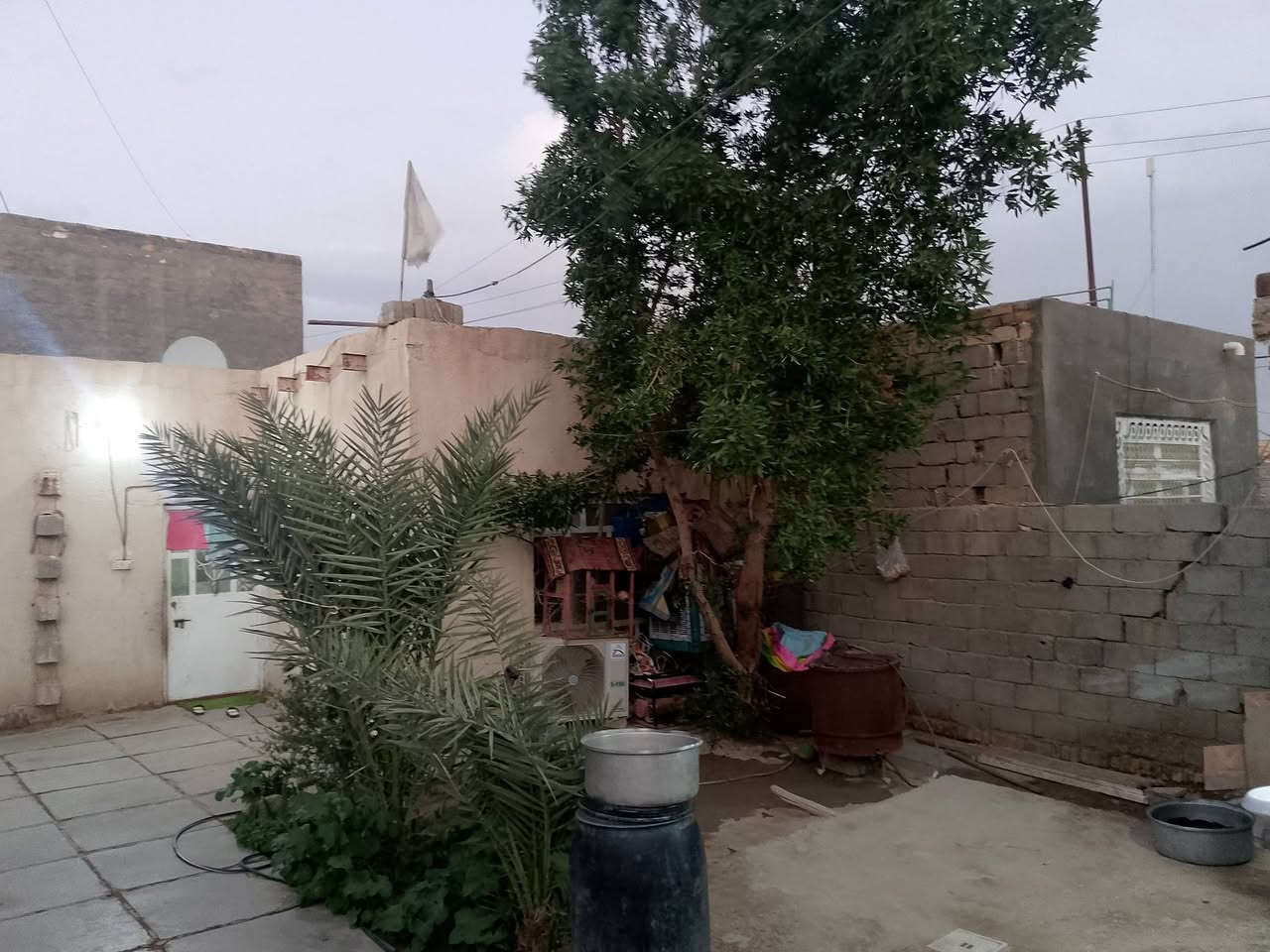 سلام عليكم الدار للبيع المكان القاسم ع حي السعيدي مقابل جامعه الخضراء يبعد عن طريق يا حسين 150متر المساحه 200متر الاستفسار على رقم ***********
