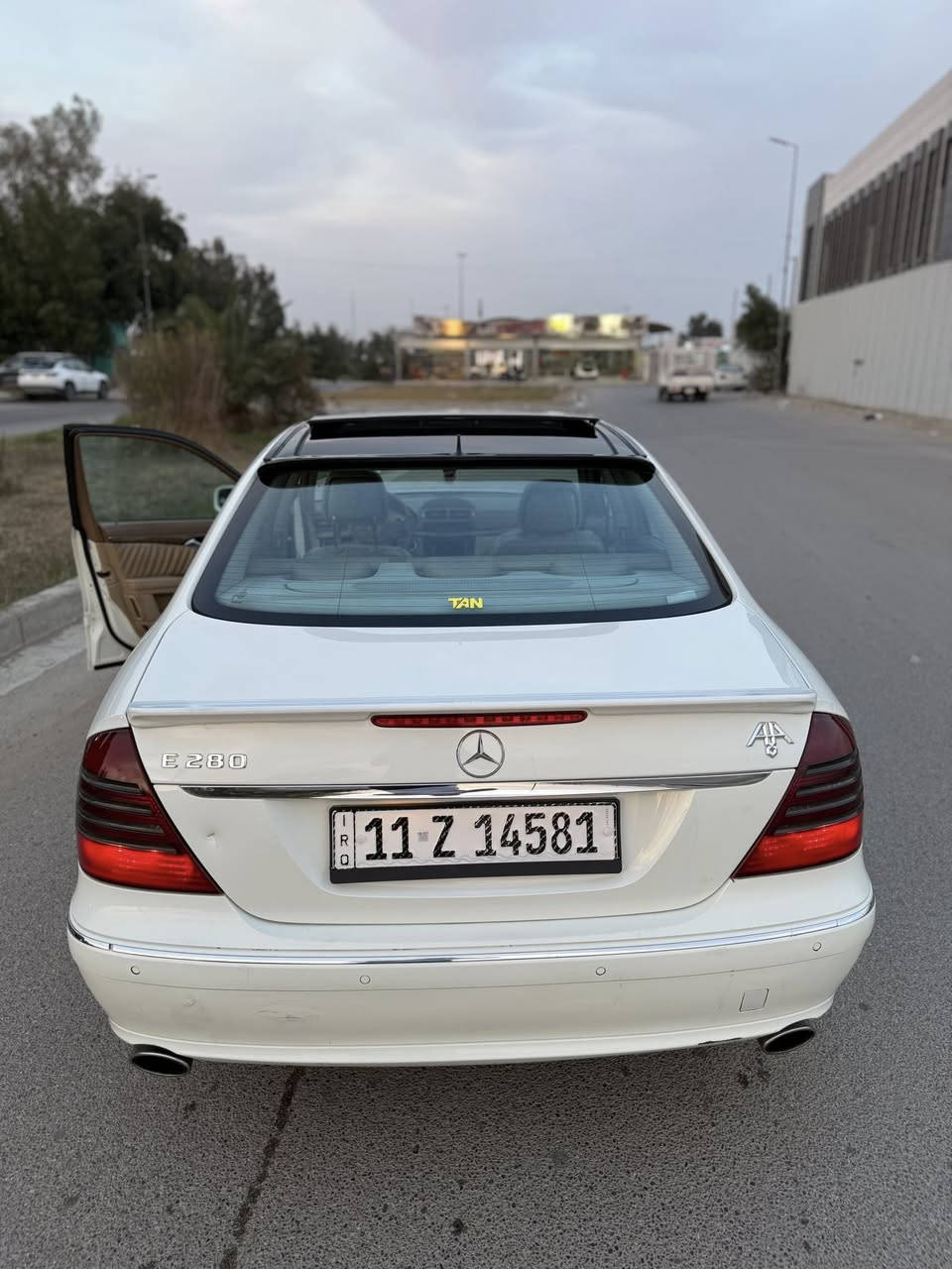 السلام عليكم 

E280 2009 W211 M272
وكالة الكويت 
ماشية ٢٥٠ الف
حساسات امامية خلفية 
الراديو مالتها شاشة كاملة بلادية مو تحوير
بصمة بالگير مثل مال cls
كروز و لمت سرعة 
تبريد بالتكم
تحكم خلفي
صندوق كهرباء 
اربعة بيبان بصمة
تبريد و تدفئة كشنات
بانوراما 
كشنات امامية ثنينهن كهربائي
رقم بغداد الجديد وهزة جديدة
مكانهة بغداد زيونة 
بيهة جاملغ امامي صبغ صفحة سايق بدون حادث بدون دواخل و بارد بلبابين نفس صفحة 
سعر ١٥٥ $
***********
