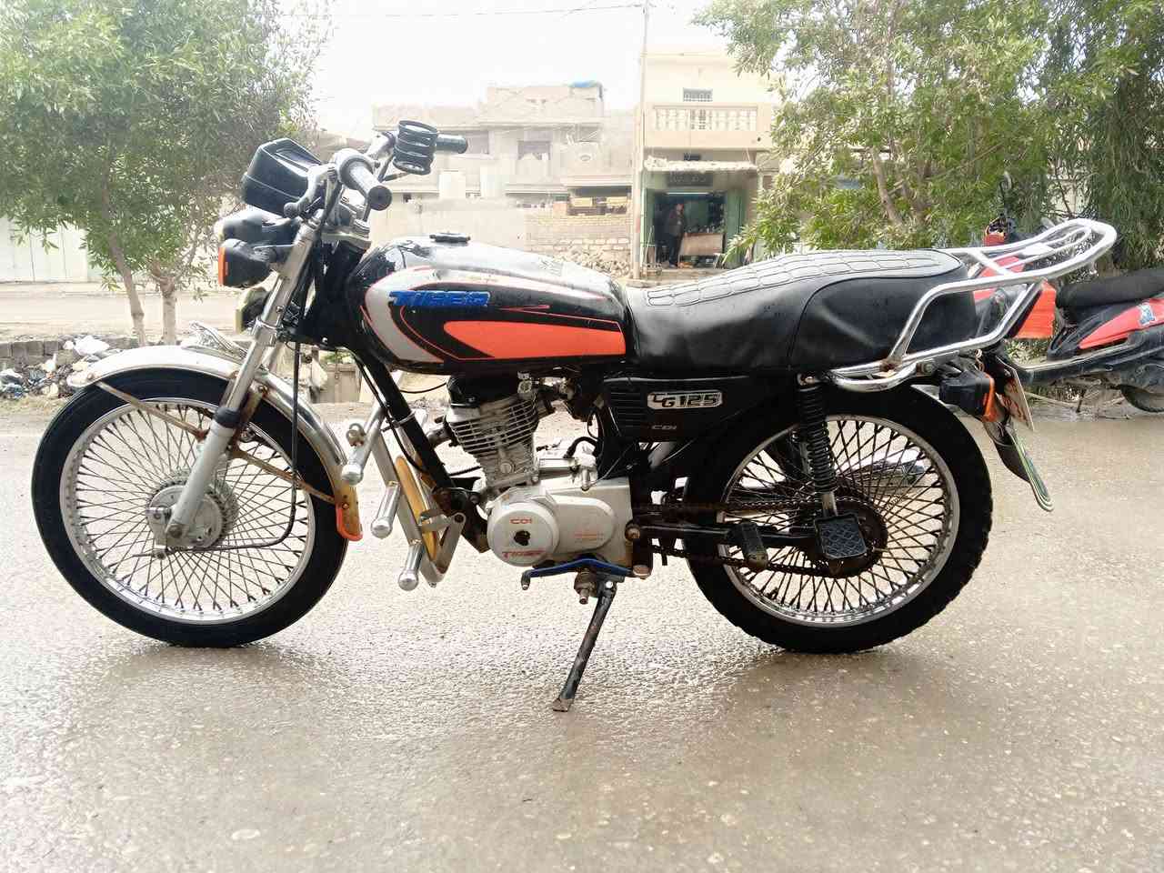 السلام عليكم دراجه للبيع تايكر موديل 2019وراق كامله نضافه كدامك نضيفه كهربائيات كلهه شغاله اشاير لايت دبل اشاره نقص حافضه زنجيل و شفت مال عتله مال تنمير   محرك يخبل لا صرف ولا بخار ولا تنقيص و لا نضوح اخرس شلعه معدل فول مكاني شهربان سعر 325وبيهه مجال بسيط مراوس يرهم***********.
