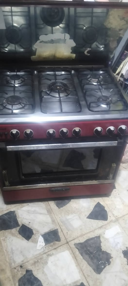 سلام عليكم طباخ للبيع ضرربس الجامه الاماميه والعين الكبيرة مطمومه يرادله صيانه والفرن الفوك يرادله بس تنضيف والباقي كله شغال سعرة 75وبي مجال بسيط للاتصال ***********
