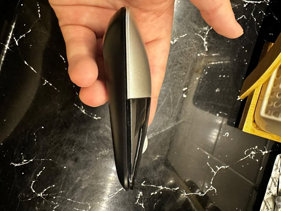 ماوس HP Z3700 مكتبي صامت بدون اصوات النقر 

جديد غير مستخدم 
موجودة ويا قطعة الUSB
(يجي بدون علبة) 
سعره بالموقع الرسمي 30 باوند يعني 53 الف دينار 

السعر 40 الف
***********
