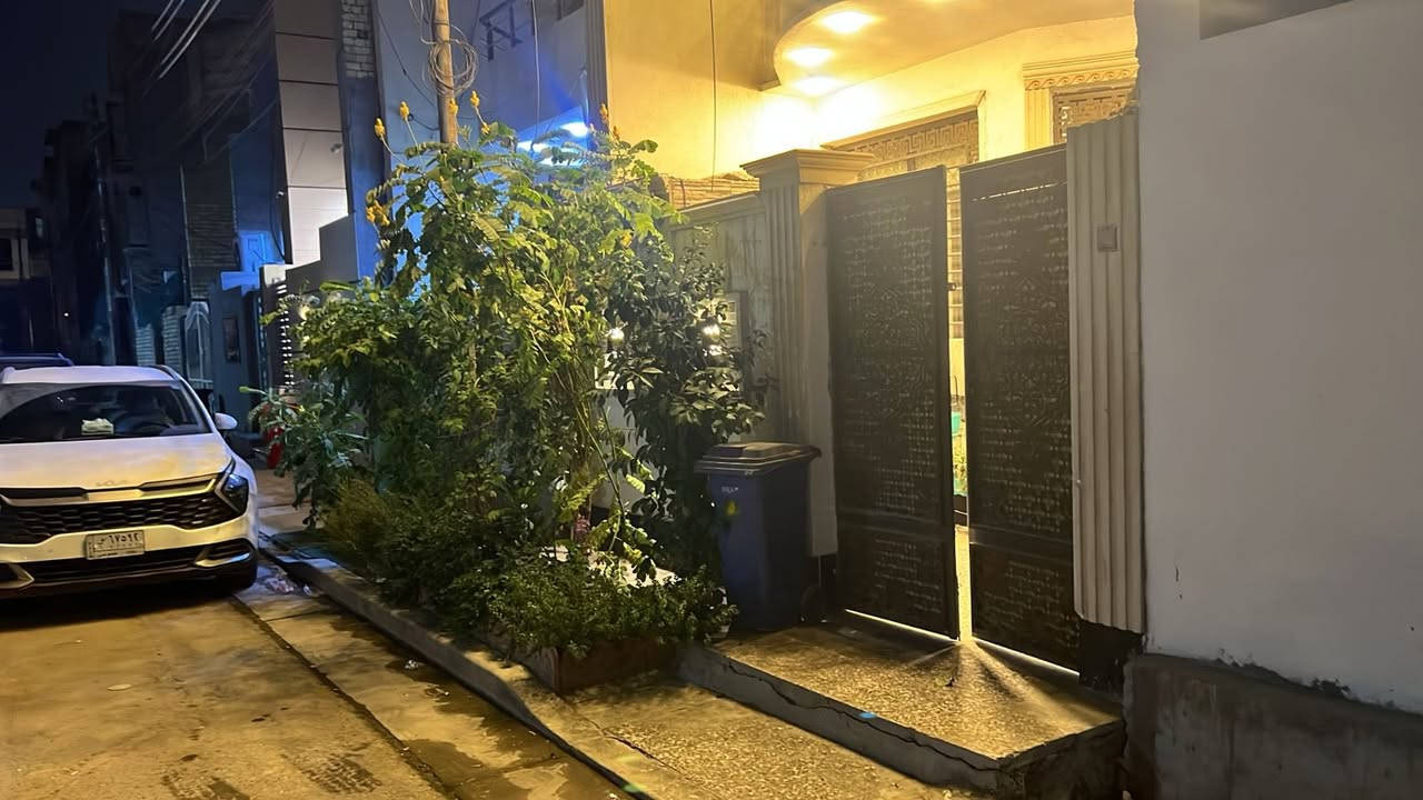 للبيع بيت 100متر في حي التجار 
الاجتثاث 5م*20م 
الواجه لبخ صقيل وصبغ مطعم حجر
يحتوي على ممر مع مدخل الاستقبال
صاله ومطبخ وخدمات وغرفة نوم
الطابق الثاني غرفتين نوم مع الخدمات مع مخزن 
الطابق الثالث غرفتين نوم 
واحده تحتوي على حمام داخلي
الطابق الرابع بيتونه وسطح
البيت بناء 2020 نقوش مغربيه 
اناره دفن 
البيت جاهز من كاشي 
الارضيه مرمر 
لمزيد من المعلومات الاتصال
مكتب عقارات القناة
***********
لانرد على التعليقات اتصال فقط 
بدون احراج
