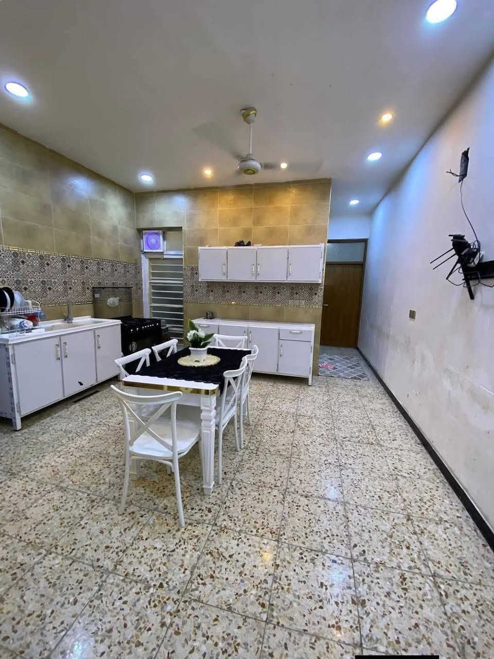 مساحه ١٠٠متر طابو ملك صرف سعره ١٤٥ وبي مجال
العنوان منطقت شهداء المعالف قرب تقاطع درويش
يحتوي على صاله مطبخ هول داخلي وخدمات وغرفتين نوم بنا نظيف حيل 
*********** بي واتساب او اتصال
