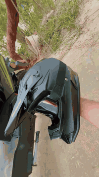 سلام عليكم 
من رخصة شبابنه الطيبة
خوذه دراجه بطح او رياضي (قفاز)
لون اسود طافي وحلو 
خوذه جديده مستعمله اقل من شهر
حتى الكارتون والكيس ماله موجود 
كوالتي جداا عالي وسيفتي ممتازه
سعره ٦٠وبيه مجال حق جيه والي يعرف سعره ليكسر اخوان 
استفسار واتساب ***********
