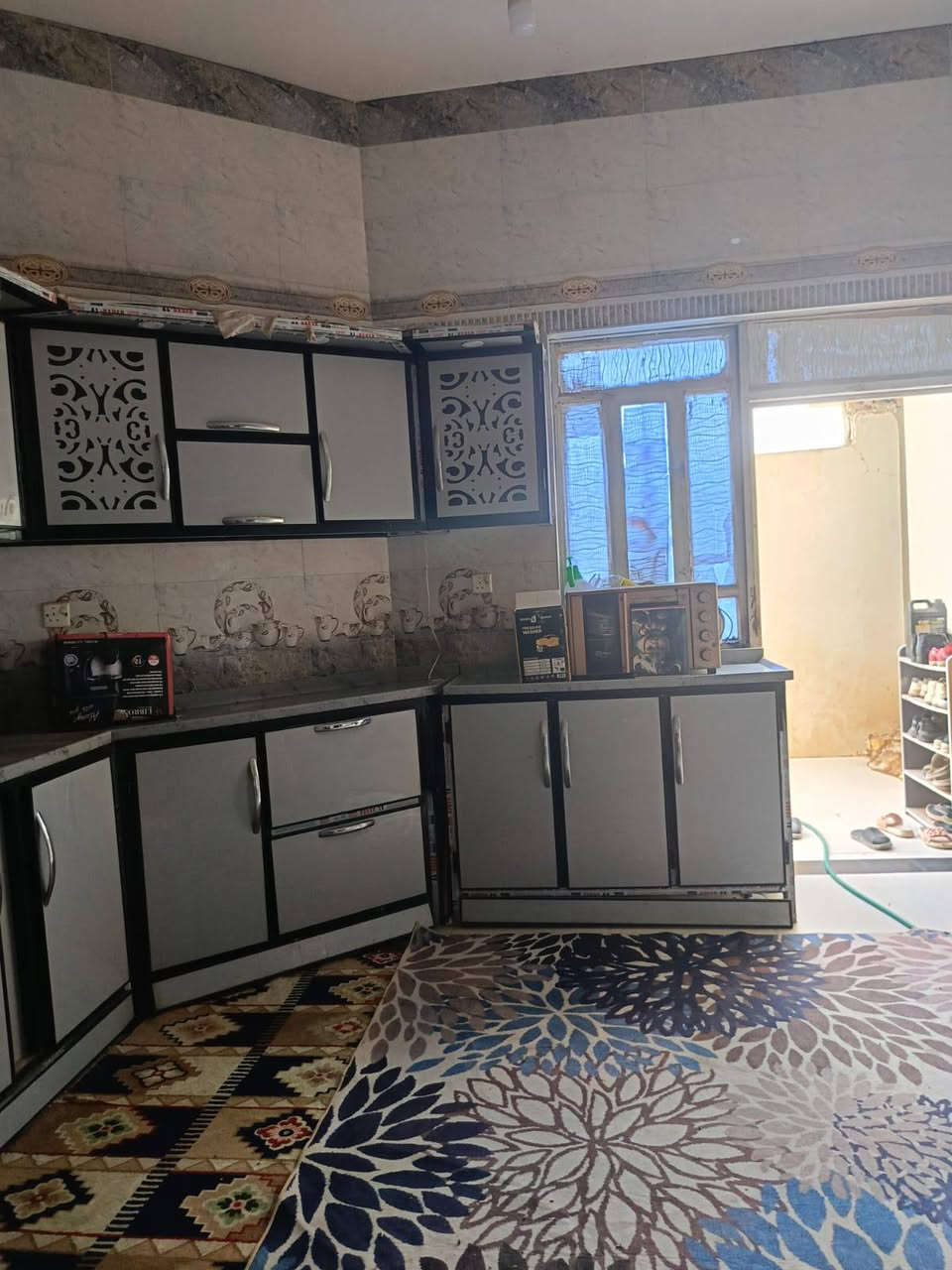 السلام عليكم
بيت للبيع على طريق السياحي مال المستشفى التركي قرب بيت اباذر بناء حديث طابوك صب كونكريت يتكون من غرفتين وصاله ومطبخ حار بارد حمامات داخليه خارجيه السعر 70قابل للتفاوض/***********

