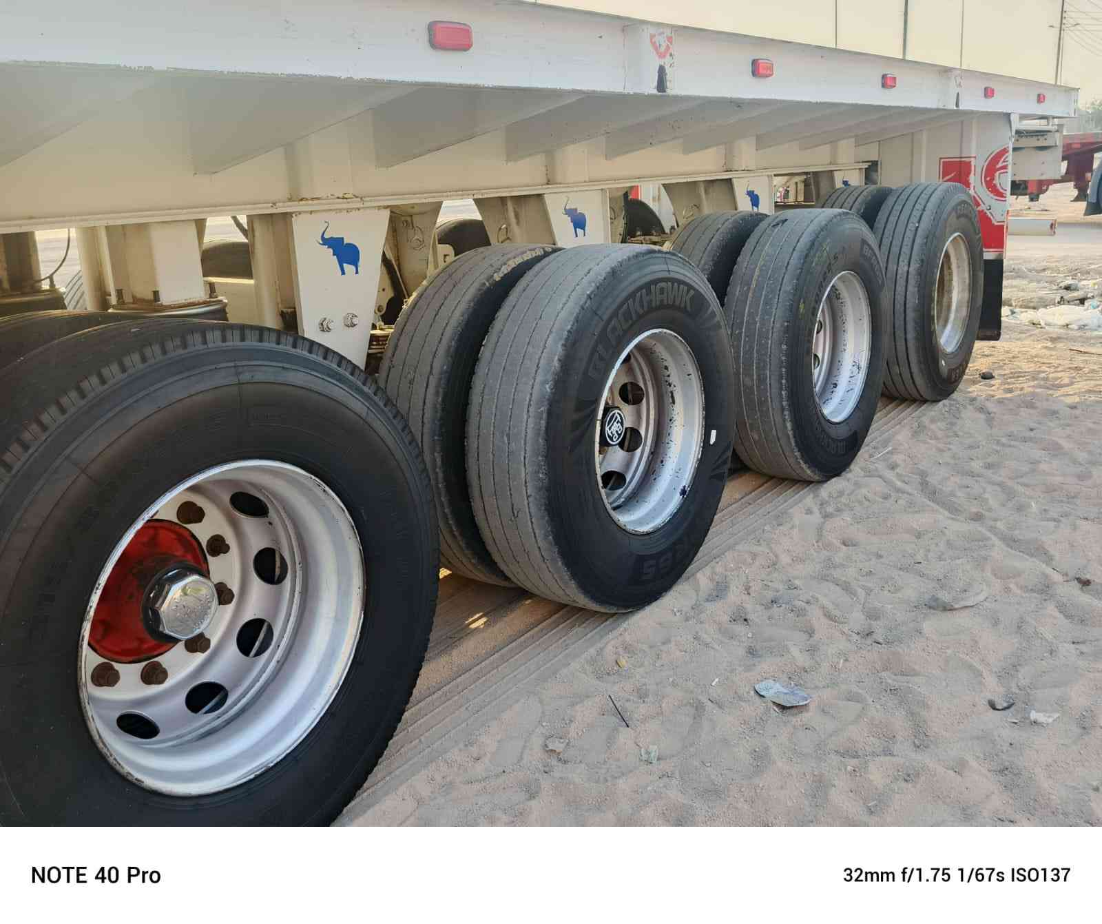 السلام عليكم عربانه للبيع حدادة الرحمان 4 محاور 14 شاصي 16 جتف 7 طول 13/30 موديل (2019) للأستفسار (***********) مكان بصره اني مكلف بل نشر
