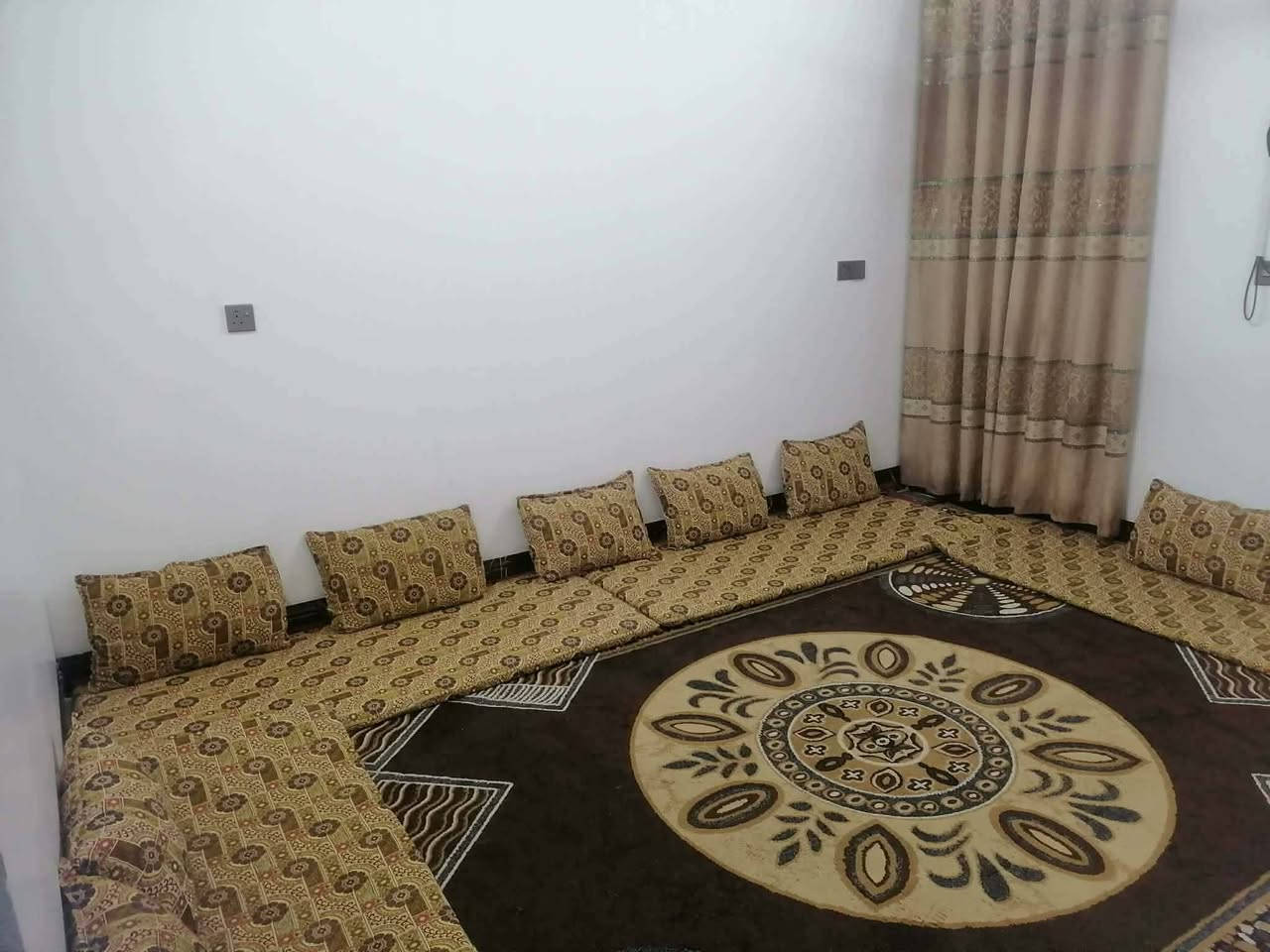 🏠 بيت حديث للبيع - حي الملايين الثاني (تقطيع جاموس) 🏠المساحة: 140 متر.البناء: عمره سنة واحدة فقط، جاهز للسكن.التقسيم: غرفتين، استقبال، مطبخ حار بارد.الطابق الثاني: هيكل كامل جاهز للصب والتوسيع.الوضع القانوني: سند زراعي 25 + وصل بلدي يتملك.الخدمات: كاملة وحيل زينة.الموقع: يم أسواق أبو عبد الله.السعر: 75 مليون.📱 للتواصل والاتصال (متوفر واتساب):📥 ***********📥 ***********
