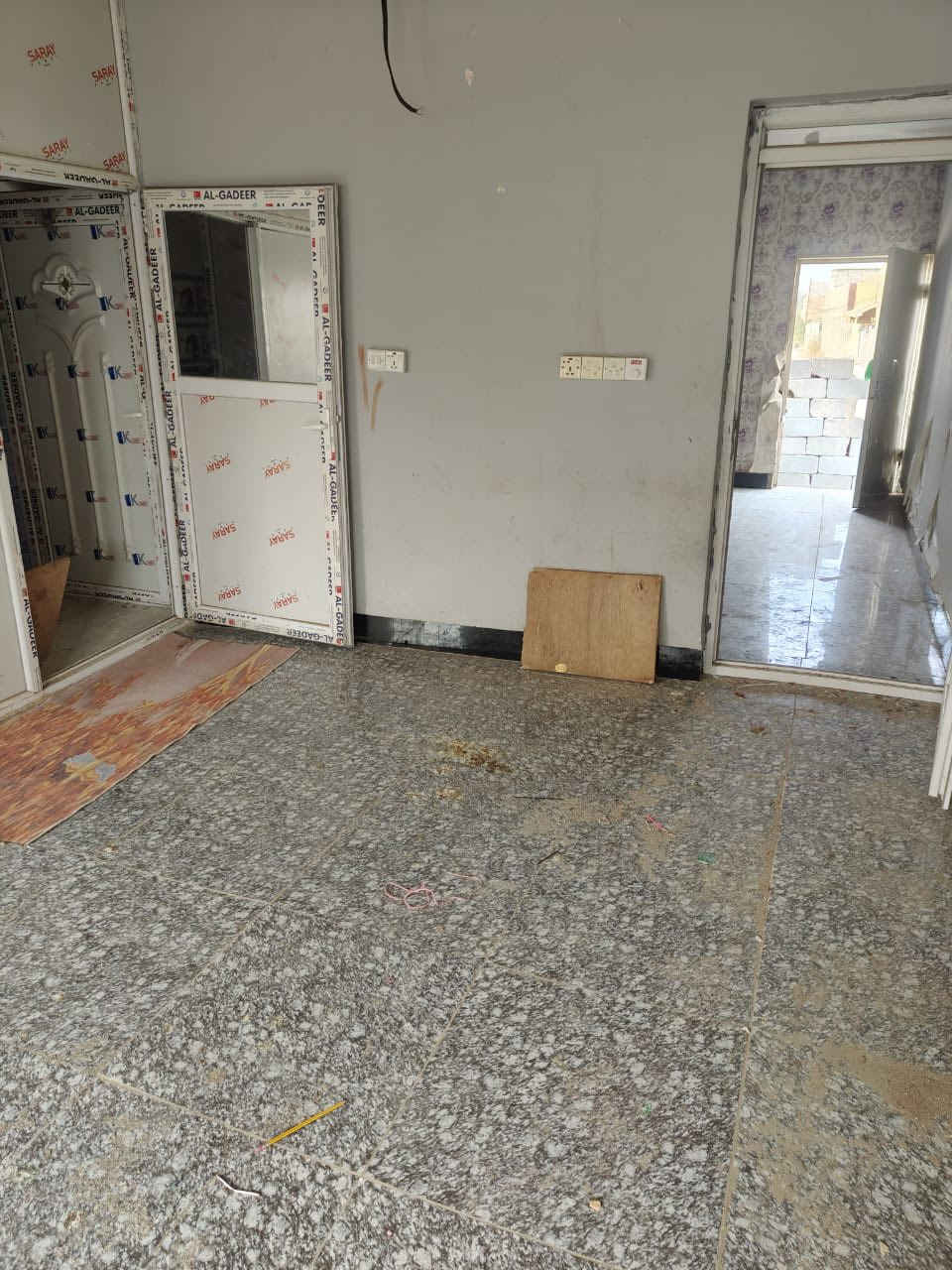 بيت للبيع السعر 18 وبي مجال سند 25 باسمي تحويل ثاني يوم الموقع البكرلي شارع خط النفط المساحه 100 متر مبني فقط 50  البيت جاهز كهرباء وماء يبعد عن الشارع العام التبليط 100 متر ويا كل هذا البلوك الي بالشارع السعر كلش مناسب ***********
