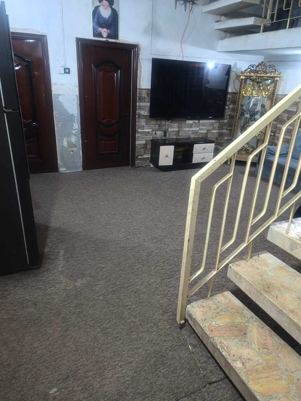 سلام عليكم متوفر بيت للايجار 200متر طابقين يتكون البيت من 3 غرف وصاله ومطبخ واستقبال وصحيات  نظيف جدا موقعه جدا مميز بحي الزهراء خلف الشارع العام مباشرة يطل على 3 شوارع سعر الايجار 500 قفل  للاستفسار ع الرقم ***********
