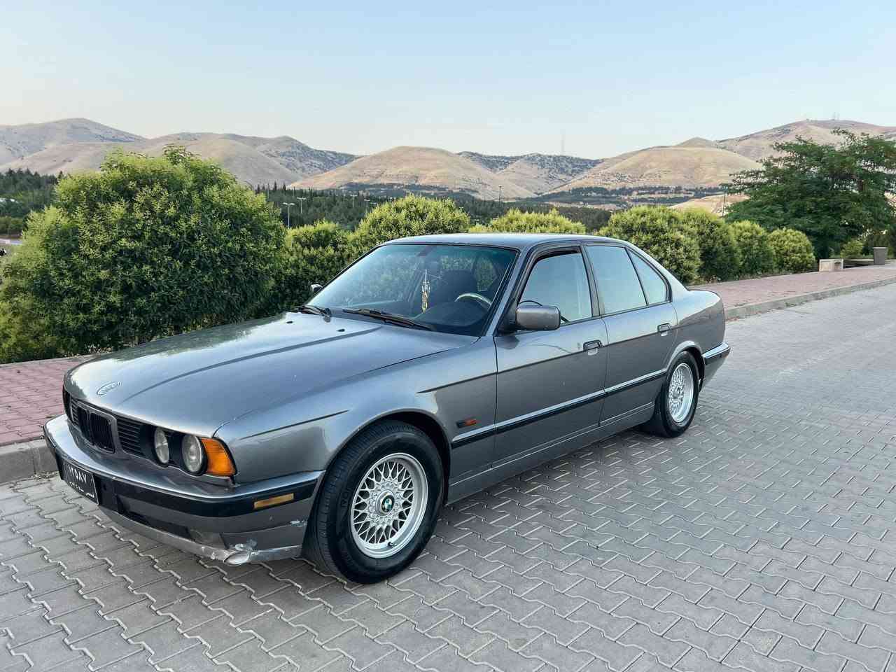 سەرەتا بەناوی خوا ماشاللە لەماڵی هەموو لایەک 
BMWبۆفڕۆشتن 
نموونه يي نيه له جوانيا 
مۆدیل 1991 ئارم پلاستيكي سليمانيه به شه رتي ئارموو ئه وه لياتت و مووس و براوه ش 
مکینە 525 كه پس ديجيتال گیڕ عاديه   به شە رتي گيرو مه كينه هه لمي ده ميشي نيه  
ته بريد ساردو گه رمم له سه ر سويچ❄️❄️❄️❄️❄️
كاره باهي هه مووي ئيش دكات  
دوو جام كاره باهيه قفل مه ركه زيه لايت زينونه سيدي هه موو شتيكي مزبوتت 
گيچه كاني هه مووي ئيش دكاتت 
 چوار تايه و ويلي لوك لوكه 
تازه پيشوو دواهي داگيراوه
سه ياره كي تا بليت توندوو تووله چركه ي تيا نييه  مالي دووسته 
هيچ ده عمو ليدراوي نيه پيشو دواهيي كه پسه 
نرخ (( 38گه لا معاله برايانه)))
***********
*********** 
له سليمانيه سياره كه ئالوو گور ناكم
