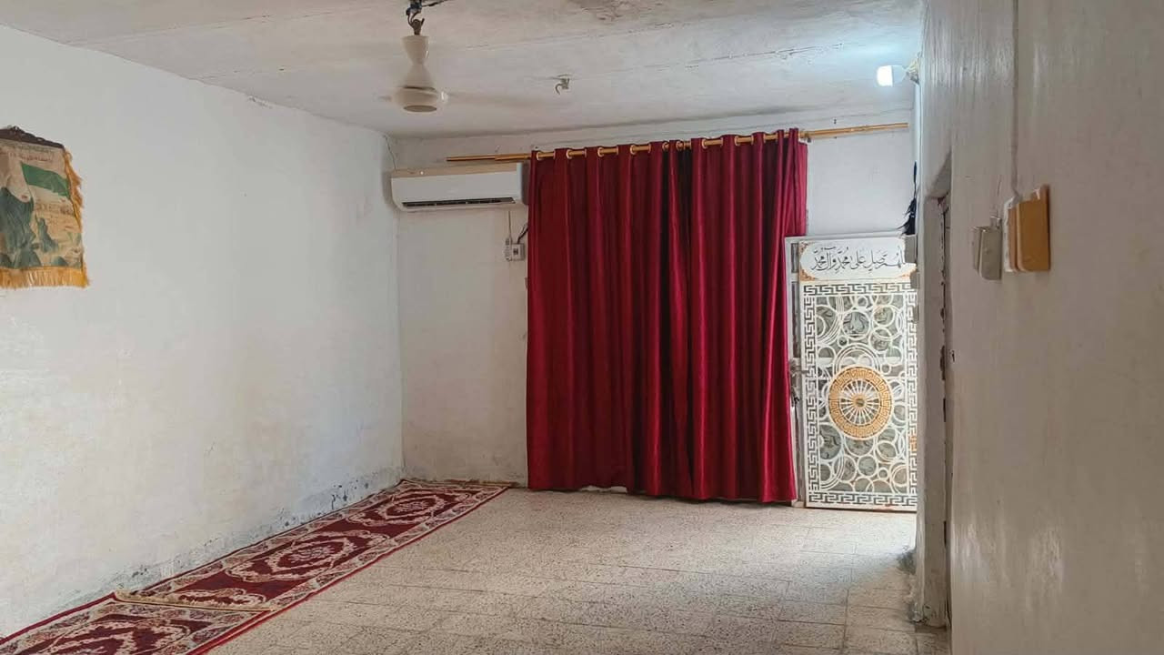 بيت للبيع مساحته 200متر حي اسعيد خلف الحج كريم عويد مقابيل ساحه بناء قديم بس نضيف السعر 60 وبي مجال قليل الاستفسار ***********
