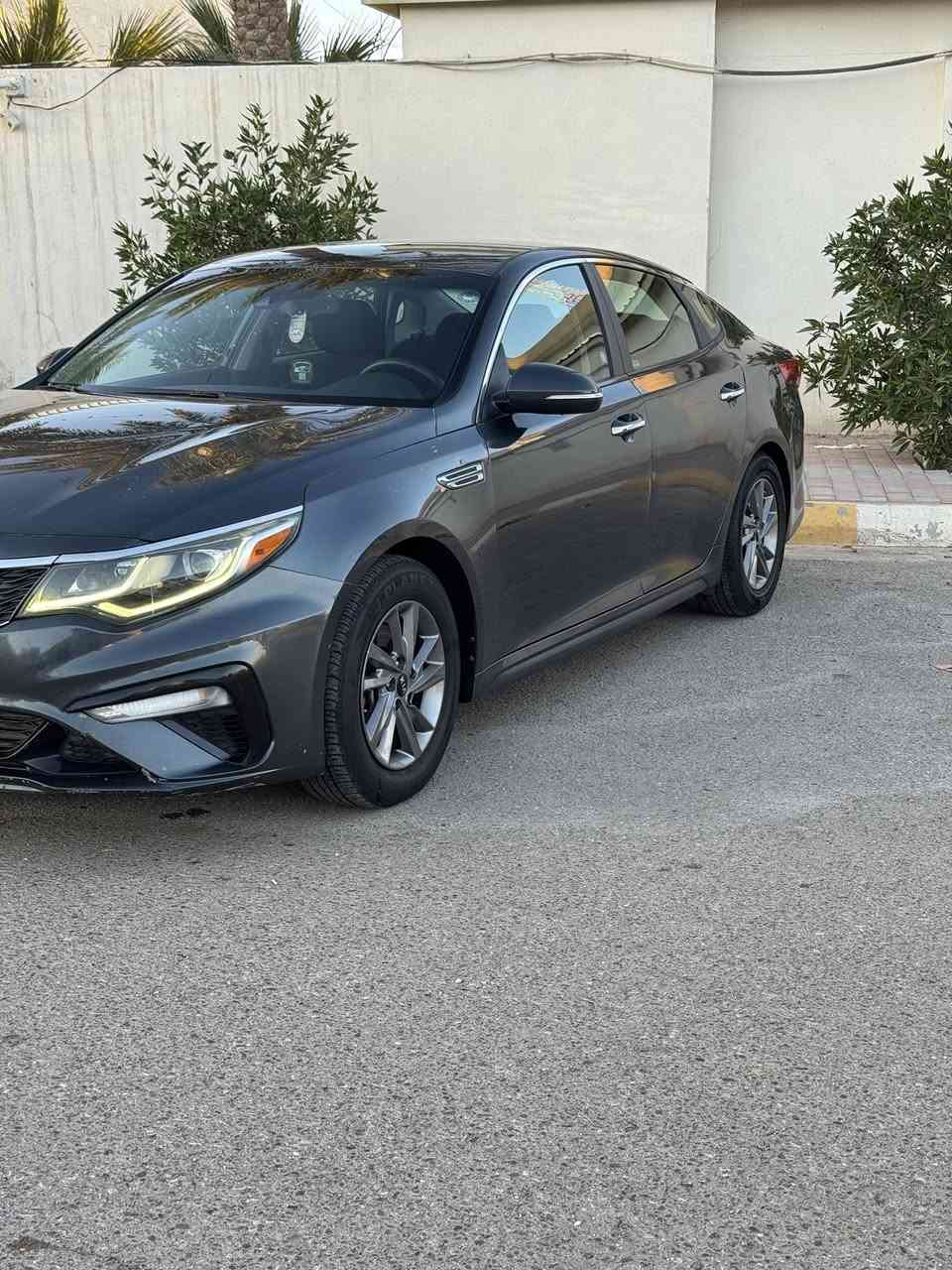 سلام عليكم للبيع
كيا اوبتما 2020 وارد امريكي  رقم اربيل دولي وبسمي تريد وكاله تريد تحول ثاني يوم سياره جاهزه بيهة باب السايق والباب الخلفي صبغ والجاملغ الخلفي كلير توحيد لون  بدون ايرباك 
موصفات: (.  FE.  )
شاشه كبير لمس ✅
كامره دواره ✅
تحكم جهتين ✅
 مثبت سرعه ✅
تحديد مسار✅
قياده ذاتيه ✅
مانع  نزلاق ✅
رادار جانبي ✅
رادار امامي ✅
توقف ذاتي ✅
حساسات خلفي+ جانبي✅
انضمة قياده+EXO+SPORT+COMFORT✅
منفذ AUX ✅
بلوتوث ✅
شاير مري ✅
حساس اطار ✅
ويل كروم ✅
محرك 2400 GDI
مــــــــوصــــــفــــــــــــات <(   F E   )>
________ ________ ________ _______ ____
السيارة مال عائله حلوه وجاهزه
مكاني الانبار فلوجة 
الاستفسار *********** 🟢.
