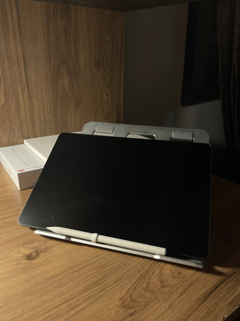 🔴 للبيع: تابلت هواوي MatePad 11.5 (نسخة PaperMatte) - ذاكرة 256GB
التفاصيل:
السلام عليكم،
للبيع تابلت هواوي ميت باد 11.5 نسخة (بيبر مات - الشاشة الورقية المطفية) المخصصة للدراسة والقراءة لحماية العين.
الجهاز اشتريته قبل سنة تقريباً واستعمالي إله كان دراسة فقط (تصفح وقراءة ملازم)، الجهاز نظيف والوصل مالته موجود (سعر الشراء 425 ألف).
📱 المواصفات الأساسية:
• الذاكرة: 256 جيجابايت.
• الرام: 8 جيجابايت (أداء سريع وسلس).
• الشاشة: 11.5 بوصة بتردد 120Hz (نوع PaperMatte مريحة جداً للعين وملمسها مثل الورق بالكتابة).
• المعالج: Snapdragon 7 Gen 1 (ممتاز للألعاب والدراسة).
• البطارية: 7700 mAh (تطول عندك هواي) مع شحن سريع.
⚠️ ملاحظات (للأمانة والمصداقية):
1. الشاشة: بيها كم شخط وفطر واحد بسيط، بس أبد ما مأثر على أداء الجهاز، ولا على اللمس، ولا على الكتابة بالقلم (تكدر تفحص وتتأكد بنفسك).
2. القلم: الجهاز يجي وياه القلم الأصلي (M-Pencil NearLink) بكرتونه، لكن شاحنة القلم ضايعة. تكدر تشتريها من أي مركز صيانة أو مبيعات لهواوي وسعرها تقريباً 15 ألف دينار فقط.
📦 الملحقات:
الكرتون الأصلي، الوصل الأصلي، والقلم، شاحنة وبلك.
💰 السعر: 350 الف دينار وبيه مجال بسيط للشراي الجاد.
📍 المكان: بغداد - بغداد الجديدة - النعيرية
📞 للتواصل: *********** او خاص
