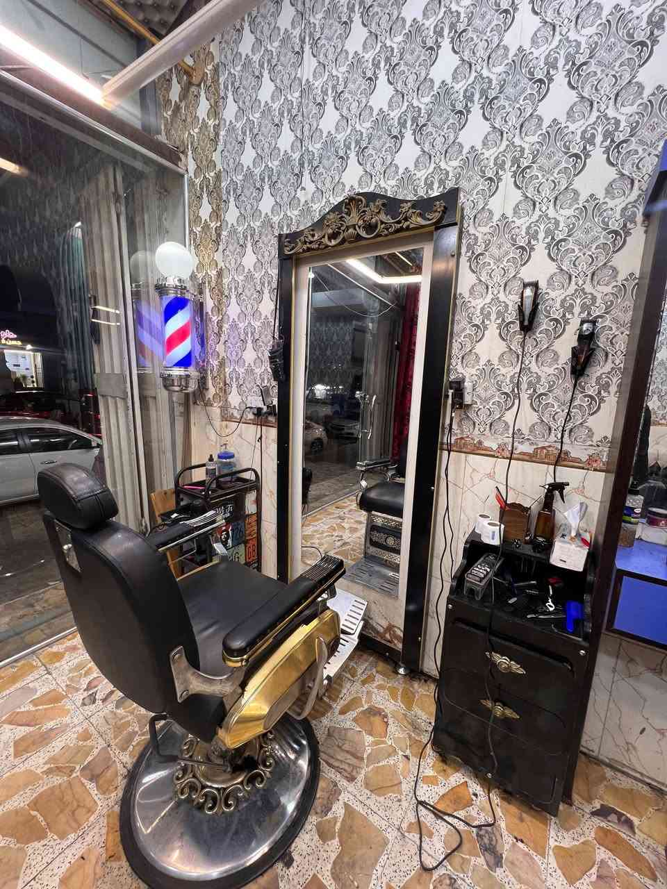 سلام عليكم غراض محل للبيع كامل شلعه
2 كراسي ملكي 
1 كرسي شبح
3 مرايات 
مغسله راس 
عارض 
 3قنفات 
 2سبالت
الي يحب يدخل خاص او الاستفسار على رقم ***********
