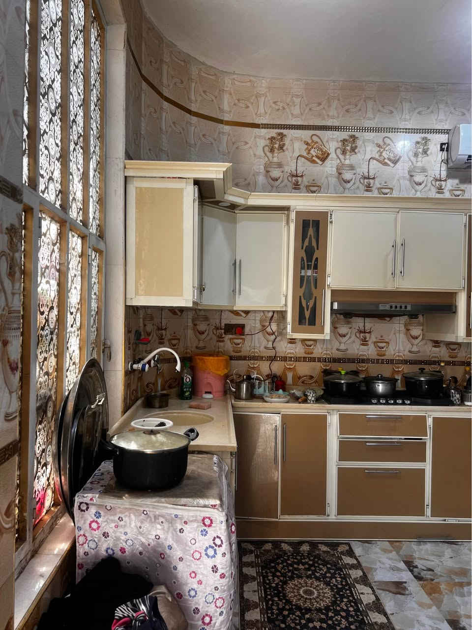 بيت طابو زراعي للبيع سند 25 مساحة 200 متر ركن بلجزيره قرب جسر خالد مدة البناء 6 سنوات
بي غرفتين وديوانيه وهول ومطبخ حمام داخلي وخارجي وموجوده غرفه في الطابق الثاني ومطبخ صغير رايده ب170 وبي مجال قليل 

هذه رقمي *********** البصرة, العراق
