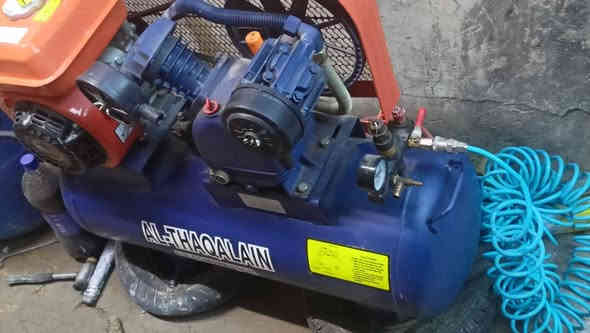 السلام عليكم كمبريسر للبيع جديد بانزين 70 لتر مع صونده هواء وصونده مسدس اني مشتري اب250 الي يفيده يدلل لان عزلت المحل وممحتاجه
