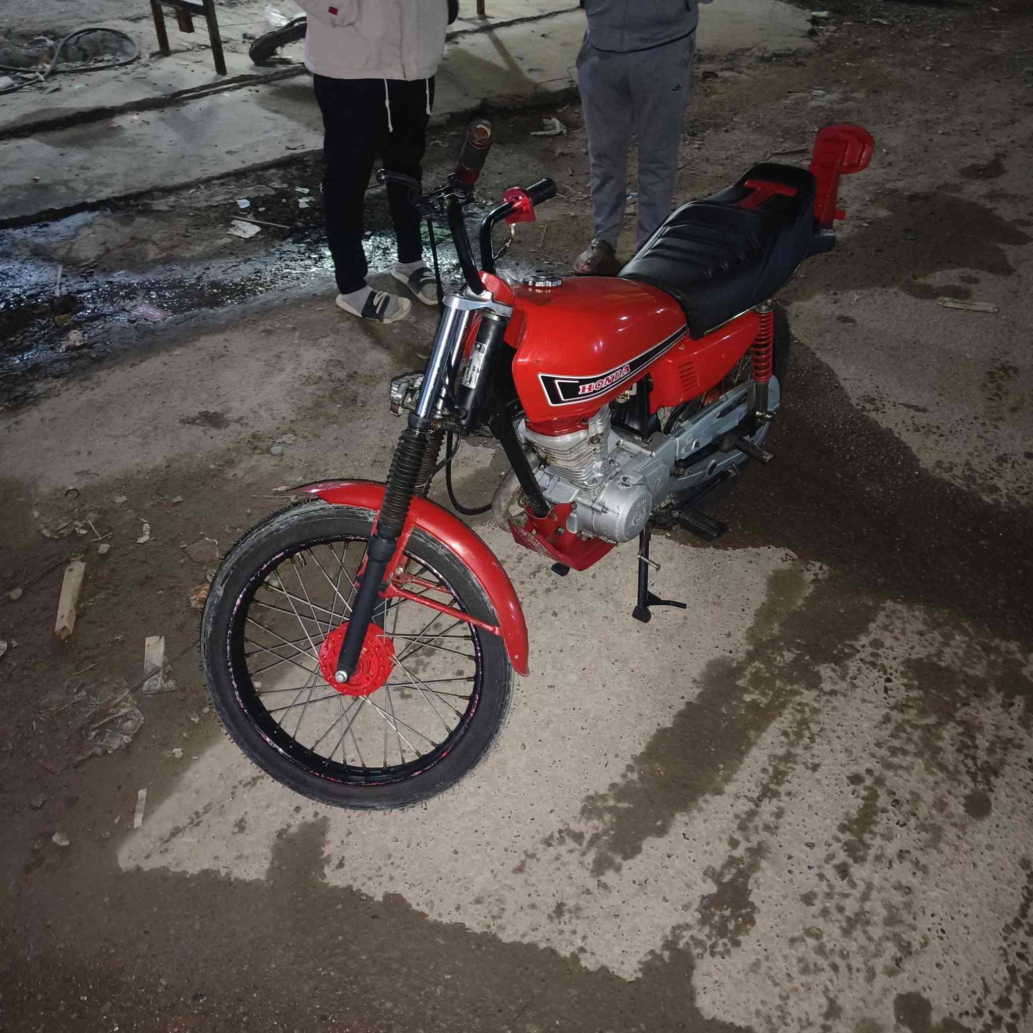 السلام عليكم اخوان دراجه للبيع
شوفت عينكم دراجه تعمير كل غراضه 2025
بس الشاصي والمكينه 2020مكينه مفتوحه مبدل ولفات وبستم السعر 525وبيه مجال للطيبين 
الرقم ***********
