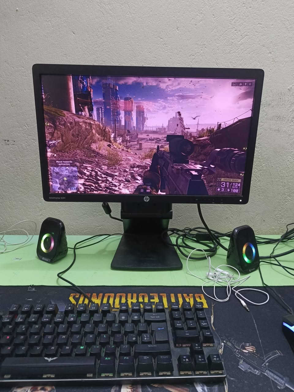 Pc للبيع مستعمل
المعالج (CPU):
‏
‏Intel Core i5 الجيل الرابع 
‏
‏
‏الرام (RAM):
‏
‏8GB DDR3
‏
‏
‏التخزين (Storage):
‏
‏SSD بحجم 111GB
‏
‏HDD بحجم 1TB
‏
‏
‏كارت الشاشة (GPU):
‏
‏Nvidia GT 1030 (غالباً DDR5، لكن قد يكون DDR4 على حسب النوع)
‏
‏
‏الملحقات المرفقة (Included Accessories):
‏
‏شاشة
‏
‏ماوس RGB
‏
‏ماوس باد
‏
‏سماعات
‏
‏كيبورد RGB
‏
‏فلاش إنترنت
‏
‏السعر 300 الف 
***********
