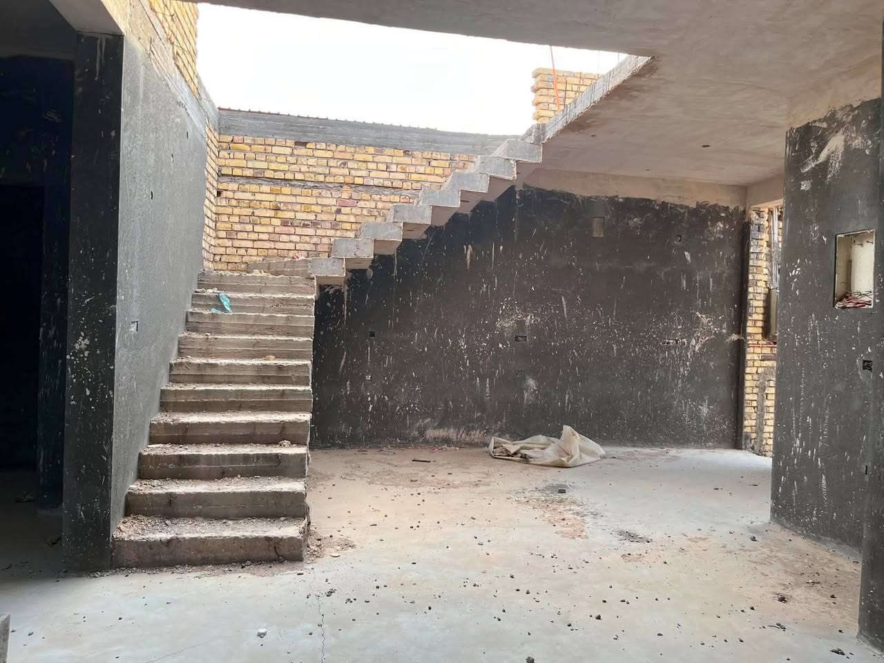 بيت للبيع بالشراكية الثالثه ٢٠٠ م واصل تشطيب نقص ارضيه وبياض وبيتونه

مطلوب إسكان ٥٧ بناء درجه اولى وخريطه كلش حلوه منطقه مخدومه تبليط وارصفه ومدارس بصف البيت
57 بيد بائع
***********
