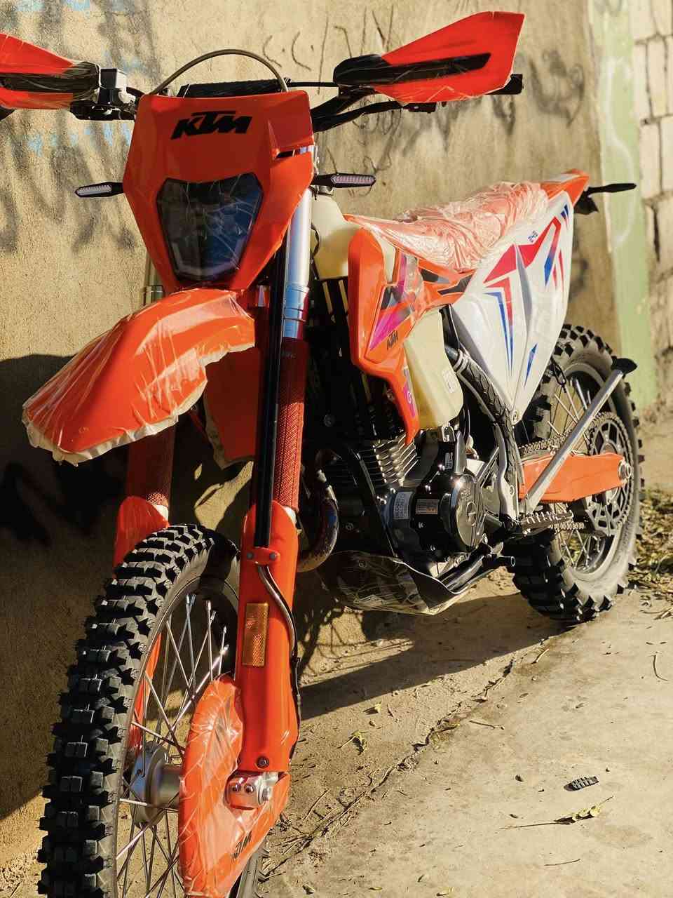 سلاوی خوای گەورەتان لێوێ  ئەم ماتۆڕە بۆفرۆشتن  KTM.250.2025)هیچ نوقسانیە کی نیە هەموگیانی بەشەرت زۆر کەم ڕێی کردە هەڵگیراوە بەس لەسەر جادە ڕێی کردە.

0771 157 52 78  
(شوێن کەلار)
