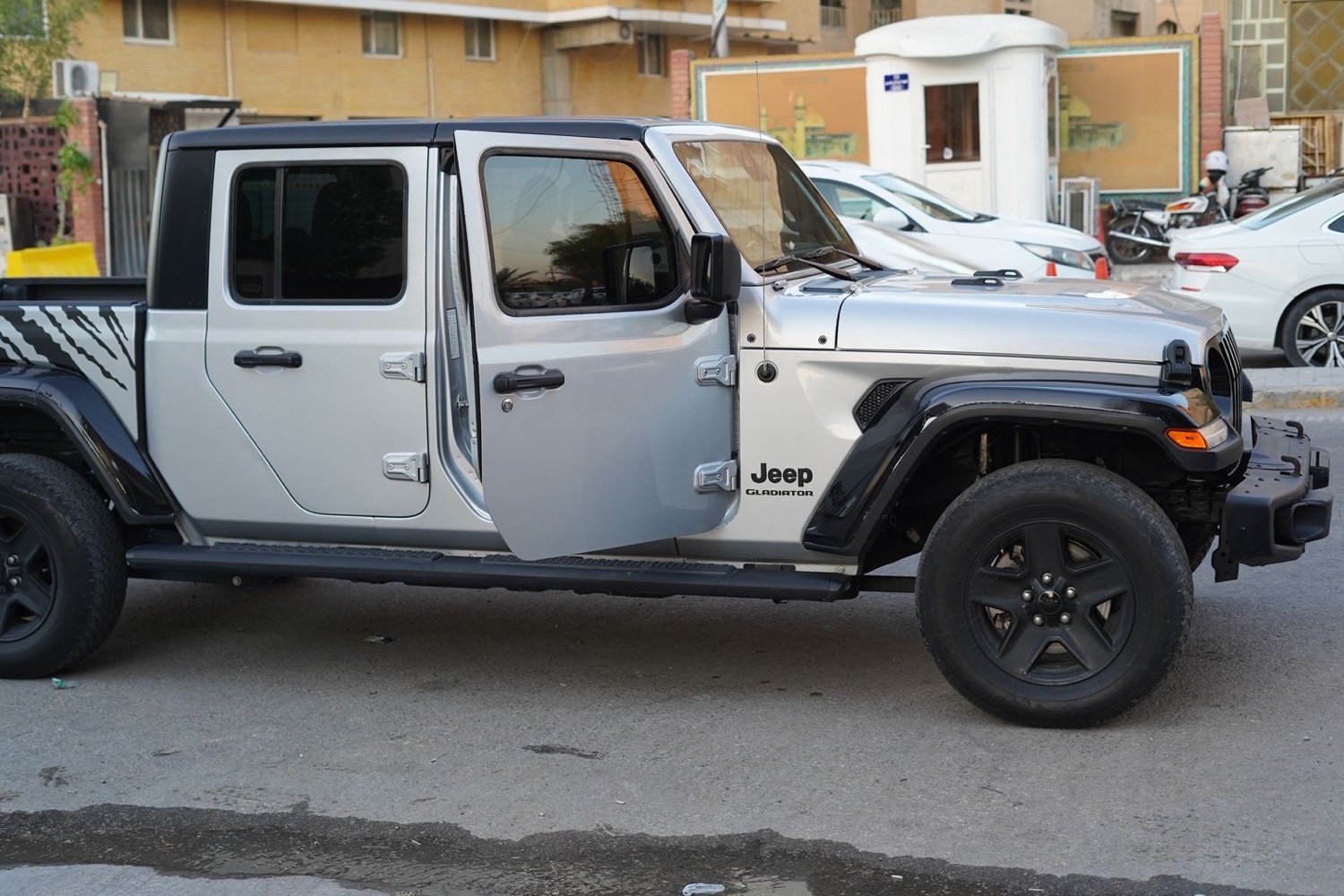 JEEP GLADIATOR
الموديل:2022
حجم المحرك:V6 3600
وارد امريكي حادثها فقط الدعامية الامامية بدون ايرباك وبدون دواخل 
رقم بغداد وتحويل مباشر 
السيارة جديدة بمعنى الكلمة 
السعر: 290 وبيها مجال
للاستفسار الاتصال على الرقم 
***********
