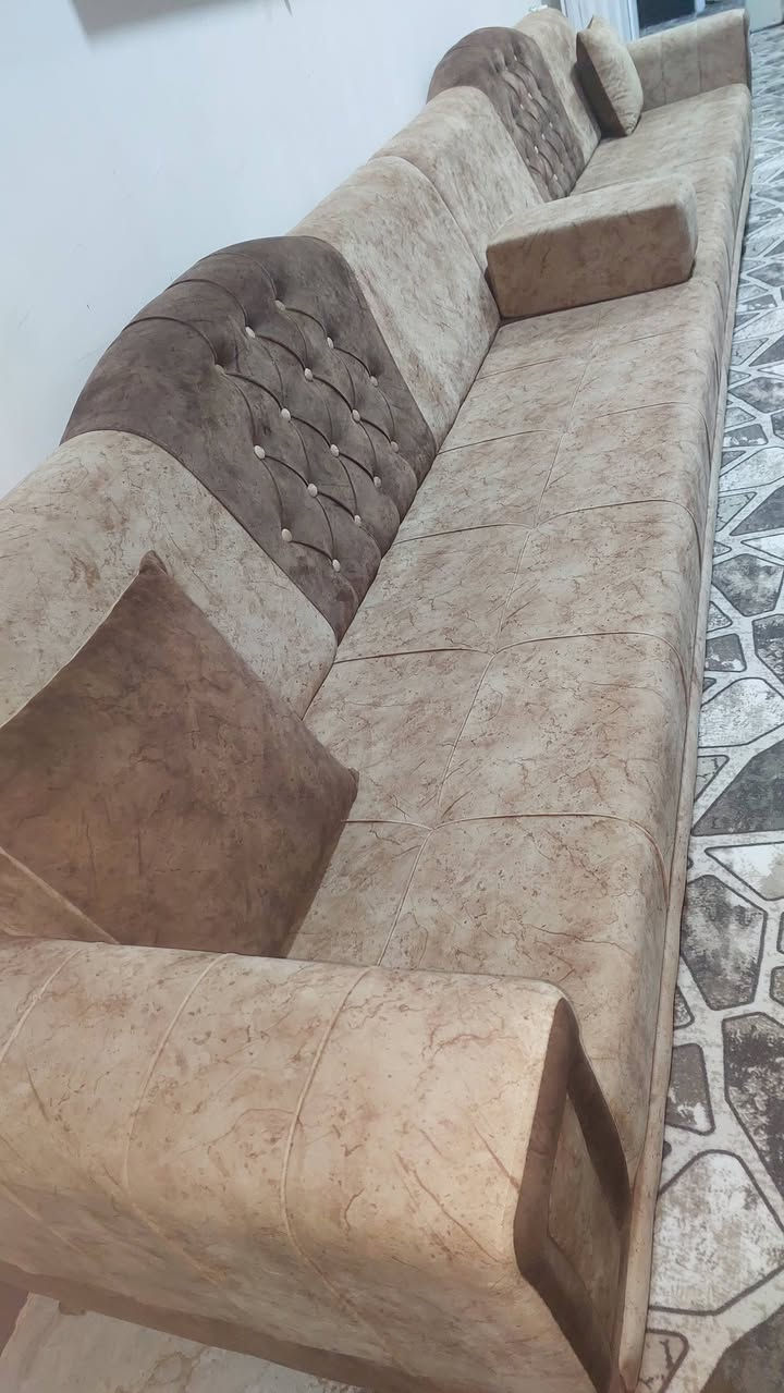 السلام عليكم 
ديوان عدد 2 تفصال اول واحد،11 متر 
والثاني طوله 19متر  
 للبيع مستعمل  نضيف كلش
السعر خاص ***********
