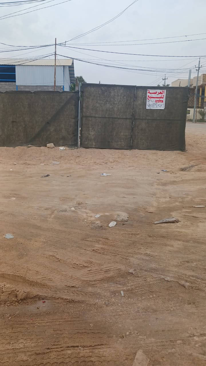 السلام عليكم عرصة للبيع مكان كوفة علوت الفحل على شارع العام مساحة العرصة ٢٠٠ متر رقم*********** صاحب القطعة اني مكلف بل نشر
