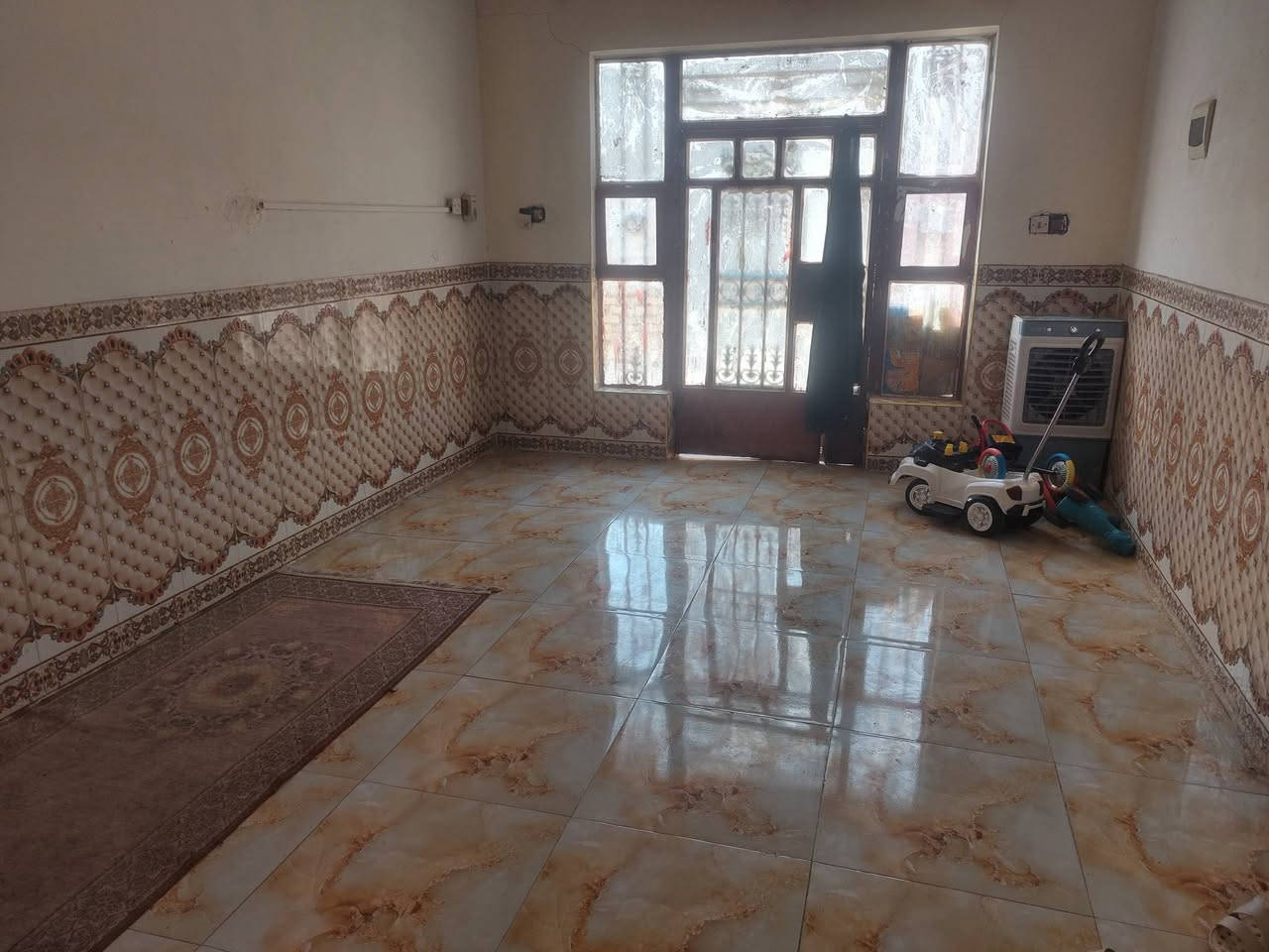 من رخصت الادمن
سلام عليكم بيت البيع شارع سيد محمد بداية تبليط الاستفيار انتصل***********
غرفة 2

مطبخ

صالة
 براني

حمامات
