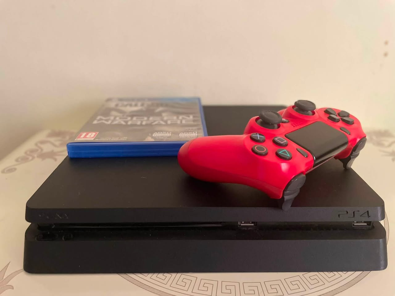 Ps4 سلم 
اونلاين ذاكرة 500 كيكا بايت 
مع قرص call of duty 
وثلاث يدات اثنين تجاريات و وحدة اصلية و مفتوح لغرض التنضيف فقط ما مبدل ولا قطعة مع كامل الملحقات الاصلية مال الشركة

السعر  220الف

للتواصل ***********
