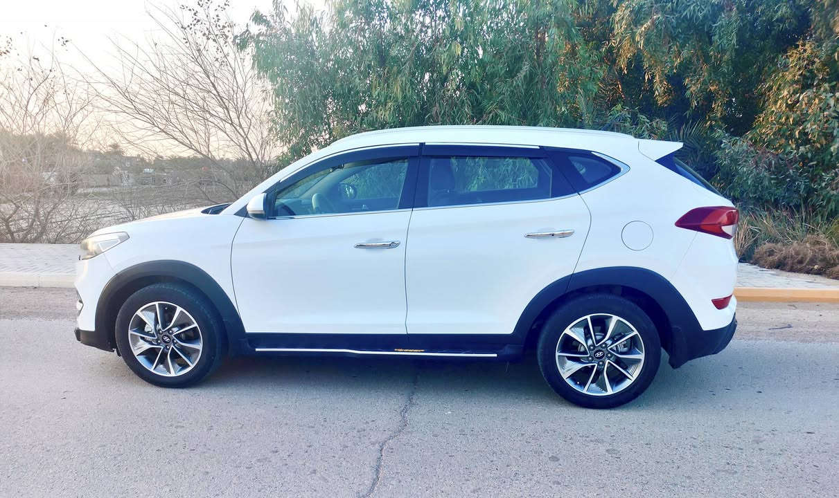 #اللهم_صل_على_محمد_وال_محمد
توكسان موديل ٢٠١٨
وارد خليجي كوري 
رقم بغداد مشروع وطني
لد امامي نهاري
ثلاث مودات قيادة
اشاير بالمري وشفط 
مكينه ٢٠٠٠ دوش
شاشة كبيرة وكأمرة خلفية 
سايد بريك بالرجل 
تبريد قطعتين امامي خلفي 
سيارة مكفولة من الضربة والصبغ بيها بارد قليل موضح بالسونار وجاهزة من كلشي السعر ١٨٣ ورقة بيع او مراوس حسب القناعة مكانها بالكوت مركز محافظة للاستفسار ***********
