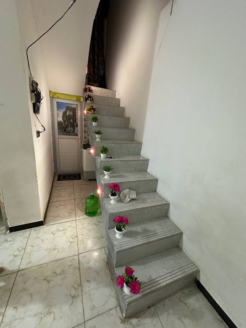 السلام عليكم دار للبيع المساحه 105متر طابو زراعي سند 25 بناء سنه 2020 يتكون من هول واستقبال ومطبخ  وغرفه نوم وصحيات داخليه وخارجيه ومنور على الغرفه مجاري للباب الشارع تبليط العنوان ابو خستاوي شارع سيد علي الاستفسار مراسله الصفحه او الاتصال على الرقم ***********
