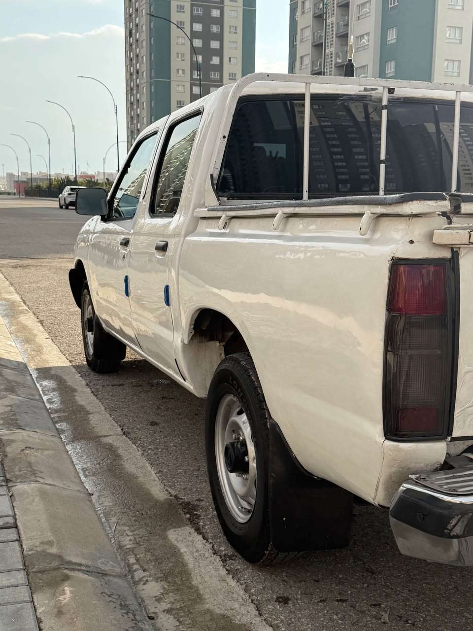 نيسان پيكاب ٢٠٠١ ئارم
حيزام بوياخ لەسەر كالبوونەوه كراوه سەقفو بونيتى بوياخ نييه
ته بريت بەس پاوەر نييه
سه يارەكه هه يكه لى جوان و پاك ماوەتەوه تايەى تازەى له ژێره دەعامى بو دەعامى به شەرت
تەقەو رەقەى هيج نييه
كامێرەى دواوه و پيشەوه. لايت ناو رەش و عەدەسه
ئەوەليات وغەرامه بەشەرت
شوێن. / سليمانى
٧٦$ مەعامەلە
ژ.م  /  *********** السليمانية, العراق
