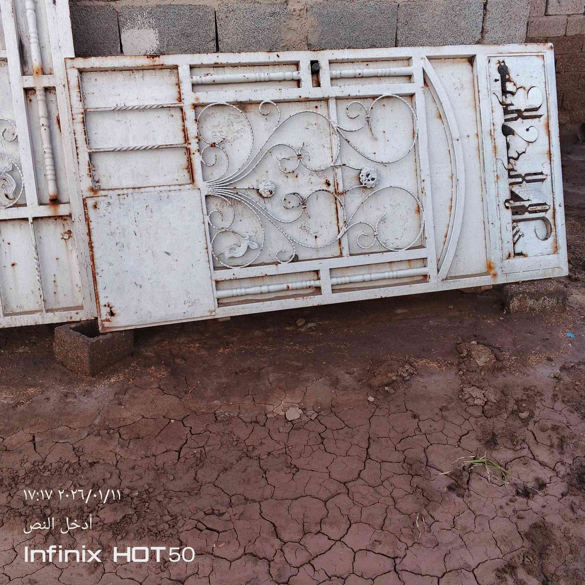 السلام عليكم عندي باب للبيع  رقم الهاتف ***********
