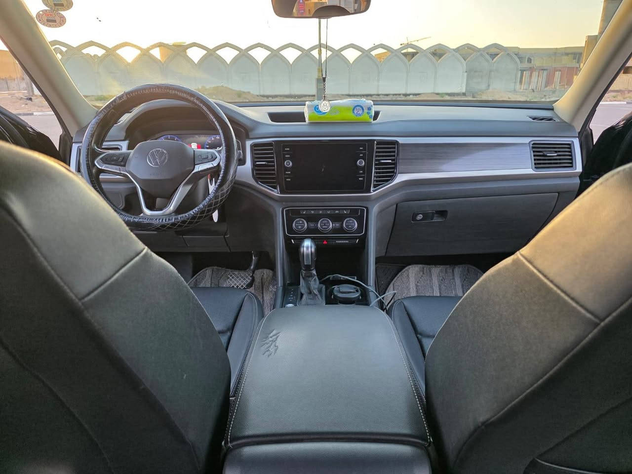 🚗 Volkswagen Atlas 2021 SEL V6
فولكس واگن أطلس موديل 2021

– بحالة ممتازة جداً

السعر : 240$ وبيها مجال

📊 المواصفات العامة:

 • الممشى: 94 ألف ميل

 • المحرك: 6 سلندر 3.6 لتر

 • ناقل الحركة: أوتوماتيك 8 سرعات

فتحة سقف 
 
لوحة اربيل
• نظام الدفع: 4Motion (دفع رباعي)

🛋️ الداخلية:

 • مقاعد جلد بلون اسود

 • كشنات كهرباء + تدفئة مقاعد

 • 7 ركاب

 • تبريد ثلاثي (3 Zones)

 • شحن لاسلكي

 • عدادات ديجتال

📱 التكنولوجيا والترفيه:

 • شاشة معلومات كبيرة

‏ • Apple CarPlay + Android Auto

 • تحكم صوتي

 • تحكم بالشاشة عن بعد

🚦 أنظمة الأمان والمساعدة:

 • نظام قيادة ذكي

 • تثبيت سرعة

 • تحديد مسار تفاعلي

 • نقاط عمياء

 • حساسات 360 درجة

 • التعرف على إشارات المرور

💡 الإضاءة:

 • IQ LED

‎ • لايت ذكي مع الستيرن

‎ • إنارات ترحيبية

⚙️ مميزات إضافية:

 • 6 وضعيات قيادة

 • تشغيل عن بعد

 • تشغيل ذكي + دخول ذكي

‏ • Auto Hold

‏ • Auto Start/Stop

 • هاند بريك كهربائي

📌 ملاحظات:

 • شرط التحويل

📞 للتواصل:
*********** متوفر  واتساب
