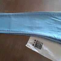 بنطلون جينز أزرق مريح ومناسب لجميع المناسبات. خامته ناعمة وعالية الجود...