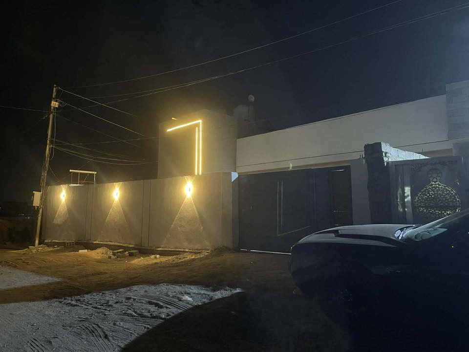 السلام عليكم بيت طابو زراعي سند 25 مساحه 300 واقع حال 350 واجهه 15 ونزال 20 البيت بناء حديث جاهز ع آخر حبه موقع ايحتوي ع غرف نوم عدد2 مع السويتات هول واستقبال ومطبخ حار وبارد مع صحيات خارجيه ايضا بيتونه الموقع ورديه شارع المشجر قرب ملعب بغداد البيت موقعه مميز ركن يبعد عن التبليط 20 متر الدار باسمي شخصيا السعر 105 وبيه مجال للشراي ***********
