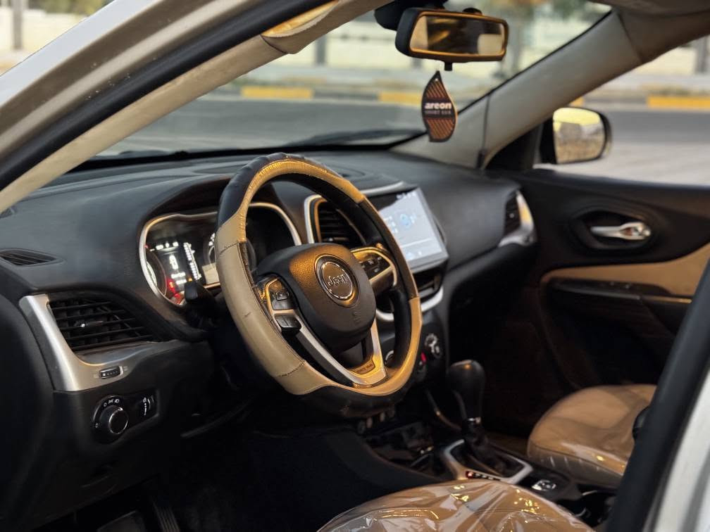 🚙 بۆ فرۆشتن: Jeep Cherokee Sport 🚙
​نموونەیەک لە جوانی، بەهێزی و توندوتۆڵی! سەیارەیەکی خێزانی و گەشتیاری بێخەوش، ئامادە بۆ لێخوڕین بەبێ هیچ مەسرەفێک.
​📌 تایبەتمەندییە سەرەکییەکان:
​جۆری سەیارە: Jeep Cherokee ( 2015 )
​مەکینە: 2.4L MultiAir (زۆر مەکینەیەکی کەممەسڕەف و بەهێز)
​ڕۆیشتوو: 89,346 میل (یاخود 143,789 کم)
​ژمارە: هەولێر (تەحویل بەشەرت )
​ڕەنگ چکلێتی
​ناوەوە و ئۆپشنەکان:
​ناوەوەی زۆر خاوێنە و 
​شاشە گەورە 
​ویل کەمەرە ڕەسەنەکانی شەریکە.
چوار جام کارەبا 
​سندوقی دواوەی زۆر گەورە و گونجاو بۆ سەفەر و کەلوپەل.
​لایتەکان هێد (LED) و لید، تەمومژ و ناوبڕی زۆر بەهێز.
​🛠️ تێبینی: سەیارەکە لە ڕووی مەکینە، گێڕ، و تەقە و ڕەقە بەشەرتە و هیچی تێدا نییە تەنیا دوو پارچەی بۆیاغە بەبێ ناو گرتن دەرگای سایەق و چەمەلوغەکەی. زۆر توندوتۆڵە و تەنها کڕیاری جدی پەیوەندی بکات. ​📞 بۆ زانیاری زیاتر و نرخ: 
***********
شوێن کەلار كالار, السليمانية
