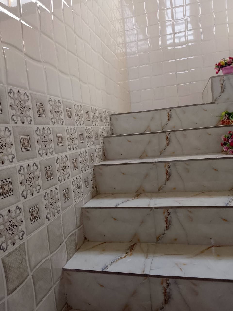 بيت بمحاويل قريه بعلوان 58 وبي مجال مساحه بيت 1000 متر
مساحه بناء 250 
سنه البناء 2025 واجهيه البيت كامله لبيت لبخ داير مدايره مكمل 
البيت ناقصه فقط بورك كهربائيات مسويها فقط شد  اضويه وهايههيه
غرفتين كبار مطبخ 7 امتار هول 7 امتار مجمع صحيات كامل مكمل 
كهرباء ذهبي 
مي واصل لبيت منطقه حلوه ومريحه لسكن وخدمات كامله البعلوان قرب ملعب كرار منطقه متوفره بيها مدراس روضه مطاعم محلات مستوصف 
عياده تمريضيه ‏‪***********‬‏
