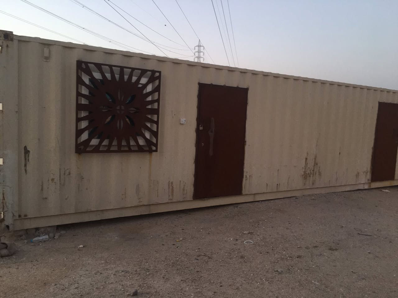 سلام عليكم 
كونتينر للبيع  مغلف من الداخل بسندوينج بنل  عازل 100% قياس 40قدم مايعادل 12متر وارتفاع 2.65ستم  نضيف جدامن الخارج وكذلك قاعدته جديده جدا  يحتوي على اثنين غرفه مع مخزن او صحيات مجهز با الاناره وكاميرات  لاستفسار الاتصال على الرقام ***********او ***********
