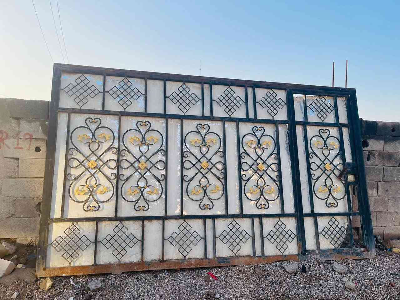 سلام عليكم باب البيع الحديد ثقيل 2ملم نضيف مابي خياس السعر خاص بصره ***********
