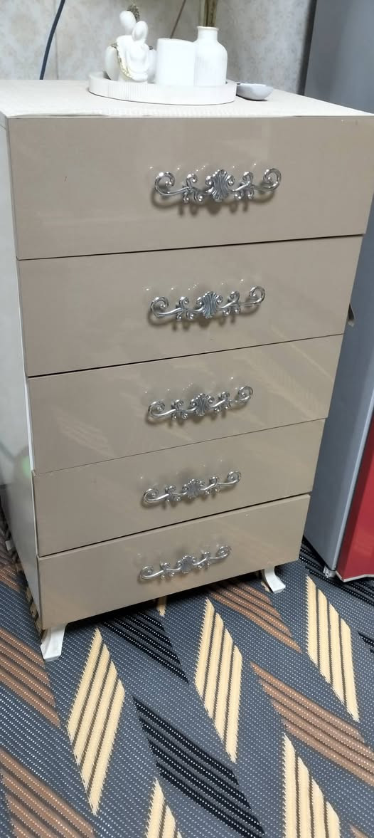 سلام عليكم غرفه نوم للبيع اخت الجديده 
جديده شوفه العين مال عريس يريد يسافر سعره 950الف سعره معرف فوق ال 1,500
مكاني سبع اقصور رقمي ***********اتصل ودلل
