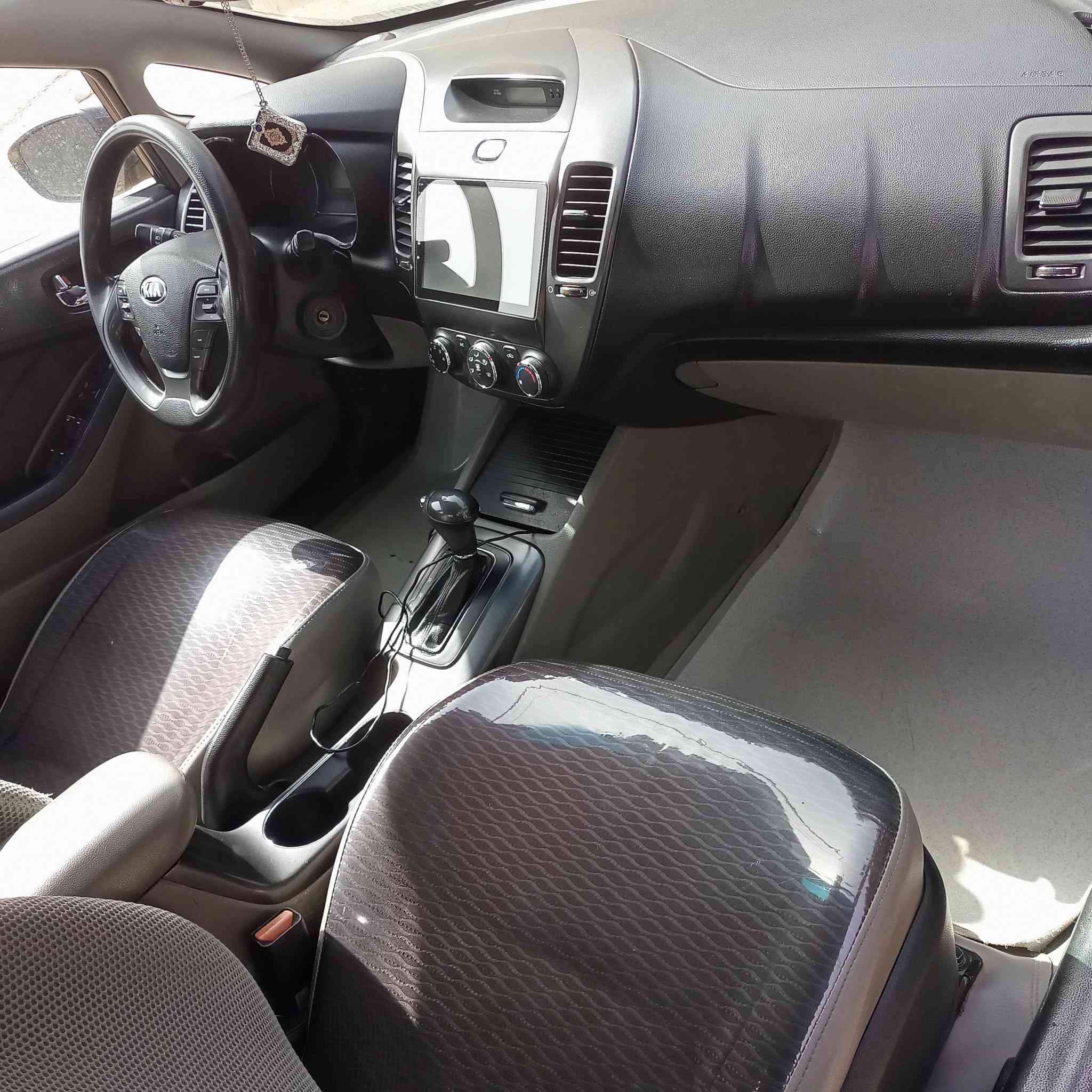 سلام عليكم
كيه فورتي موديل 15 
رقم بغداد بسمي وارد امريكا حادث بنيد مبدل بدون دواخل بدون ايرباك ماشيه 230 كير ومكينه وصدر وتخم تاير خير من لله مكان السياره بغداد المكاسب 
التواصل ***********
السعر 110وبيه مجال للشراي
