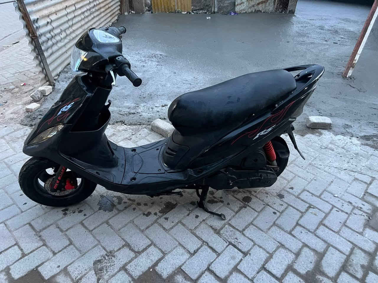 سلام عليكم دراجة ماكس عدلة بلادية مكفولة من كلشي قبل شهرين نازلة رمبة السعر 650 وبيه مجال
العنوان مدينة الصدر 
للاستفسار ***********
