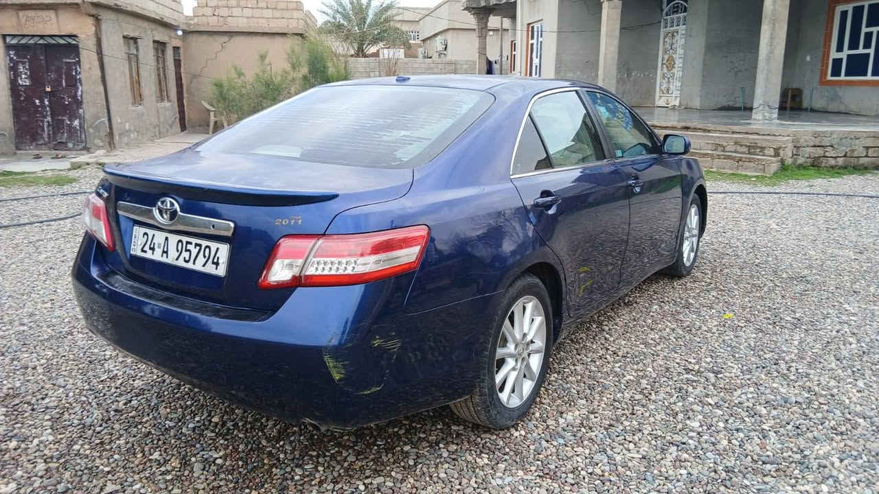 السلام عليكم
للبيع Toyota Camry 2011 
 او مراوس بسياره اقل منها او مقدمه 
محرك 2500
كير عادي 
رقم دهوك انكليزي
سنويه جديده
 هزه جديده
طخم جديد
شاشه كامره
مثبت سرعه
اربع جوم اوتو
لايت زينون 
ويل كب
السياره بيها ثلاث قطع بدون دواخل
للستفسار اتصل : ***********

