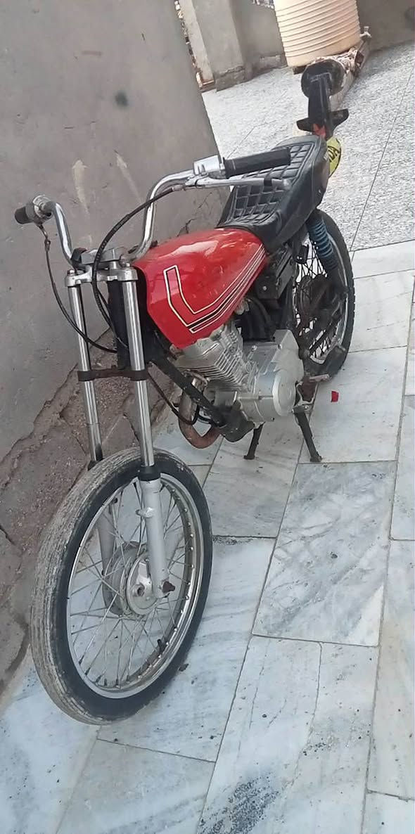 السلام عليكم دراجه البيع السعر 370.دراجه نضيفه كلها بلاديه نامه مكاني الكرنه الشرش ***********7 اليريدها يخابرني👍
