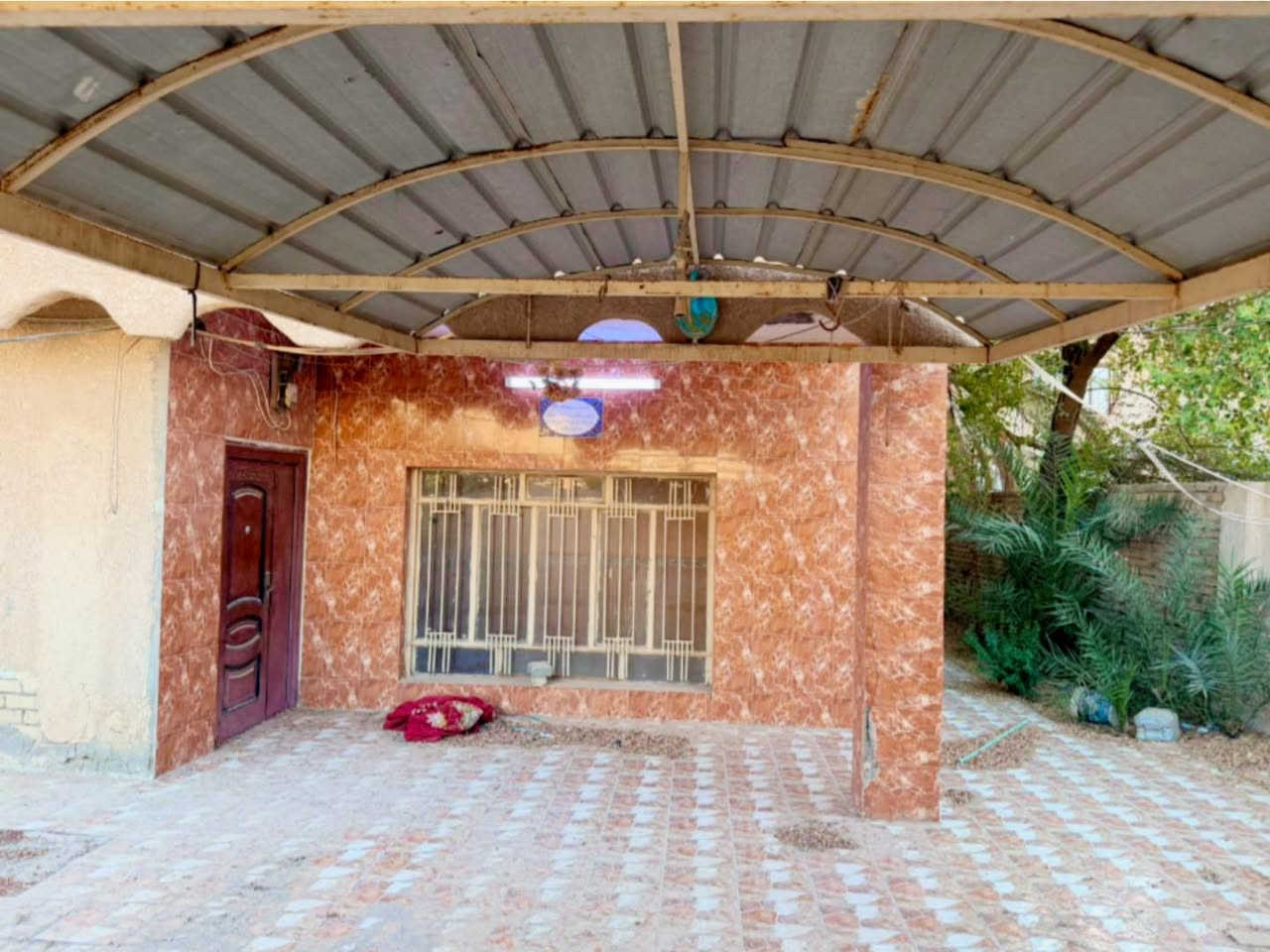 ▪️دار سكن للبيع طابو صرف ▪️

فرصة للإستثمار.... دار سكن حي الصدر الأول قرب شارع طيبه طابو صرف مساحة الدار ٣٢٠ متر طابقين يحتوي على ٥ غرف نوم و ٣ مجمعات صحيه وصالة واستقبال كبير وكراج مسقف.. بالإضافة إلى فضله غير رسميه مساحة ١٥٠ متر مسيجة مع البيت خدمات كاملة حاليا فارغ كان مؤجر ب ٦٠٠ الف شهريا▪️
للاستفسار اكثر الاتصال على الارقام ***********
***********
