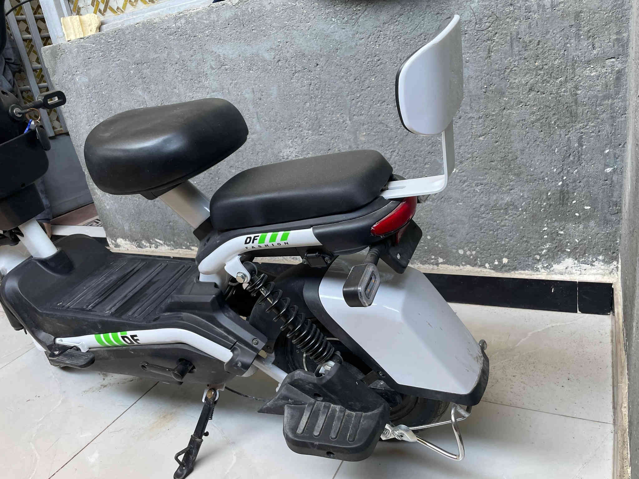 دراجه شحن البيع بعدهه جديده موديل 2026 صار كم يوم من شتريتهه 450  وابيع 400  مكاني الامين ثانيه التصال ***********
