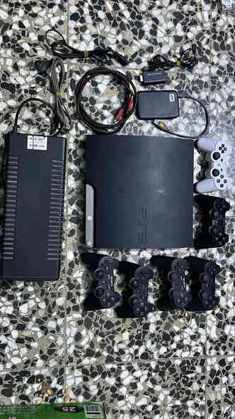 بلي ثري سلم  للبيع او مرواس بلي فور سلم الأصلي 3 براغي من جوه تحت مدخل القرص مو أربعة يعني احسن نوعية شغال بي 32 لعبه ذني گدامكم  بيس 2013 احله نسخه كود اوف. 3 وجي تي اي درايفر وياه 6 جوستك اصلي شغاله والثانية تجاري شغالة والباقيات بيهن مشكلة  صار بي خلل بالHD  وبدل ما اخذه للمصلح ويفتحه وينلعب بي بالغراض مالته جبت اله تحويلة خارجية وشغال HD ما بي مشكلة وياه هارد خارجي يشتغل گلوب مالته بس ما يطلع العاب ويو بي اس حجم 1500 يشغل حتى بلي فايف ويلازمة بس طافي يمكن بطارية
رقمي *********** 
السعر خاص 
مكاني بغداد حي اور ام الكبر مقابيل المدينة قطاع 26  ملاحظة ما انتظر احد اي شخص يجيني ابيع لو يخابرني شخصين بنفس الوقت بحساب بالسوگ بسبب الوعود الكاذبة وضمانه لحد ما استلم فلوسه لان محتاج ومستعجل
